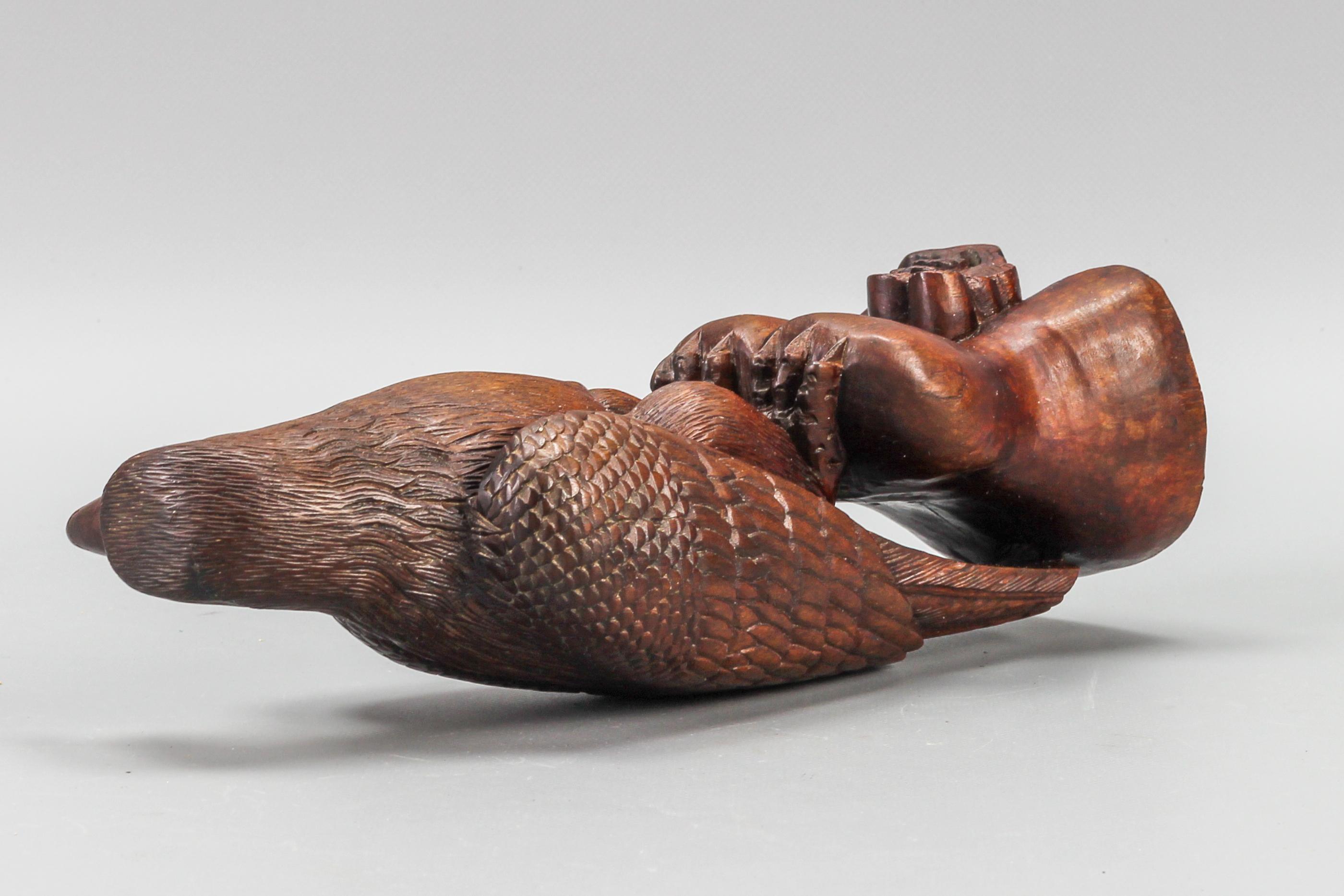 Geschnitzte Holzskulptur eines Adlers im Art-déco-Stil mit Glasaugen aus Holz im Angebot 10