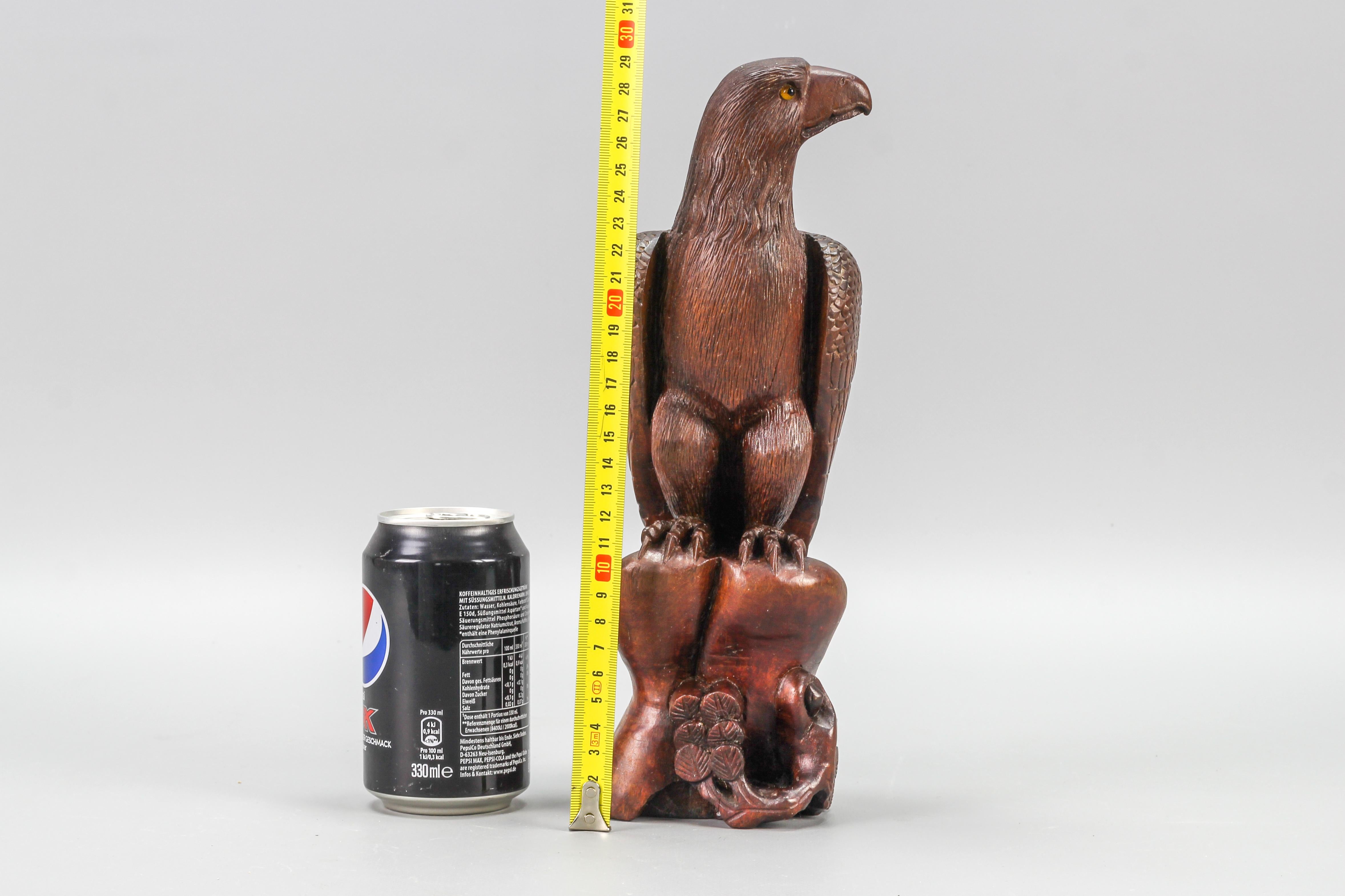 Geschnitzte Holzskulptur eines Adlers im Art-déco-Stil mit Glasaugen aus Holz im Angebot 12