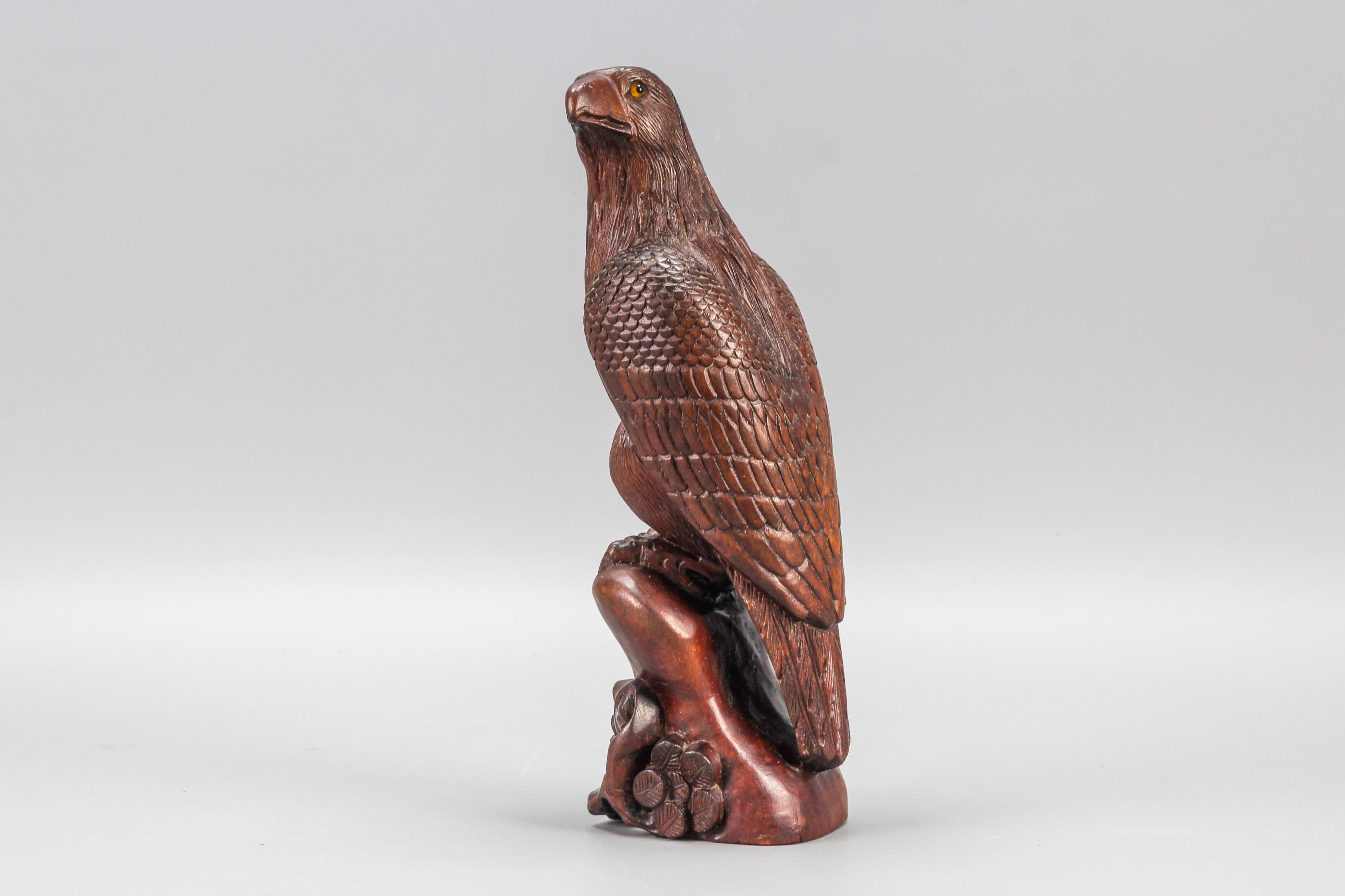 Geschnitzte Holzskulptur eines Adlers im Art-déco-Stil mit Glasaugen aus Holz im Angebot 13