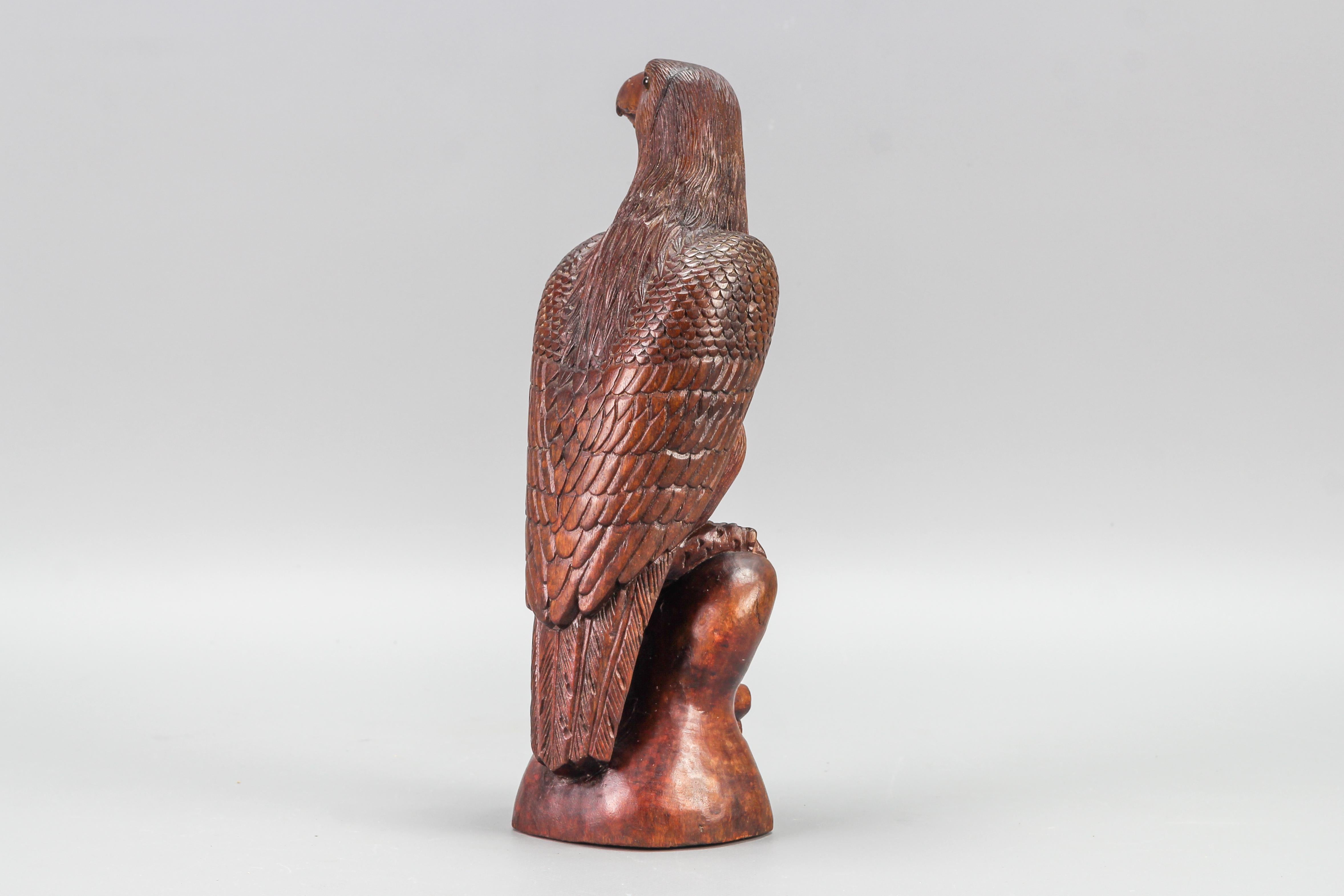 Geschnitzte Holzskulptur eines Adlers im Art-déco-Stil mit Glasaugen aus Holz (Art déco) im Angebot