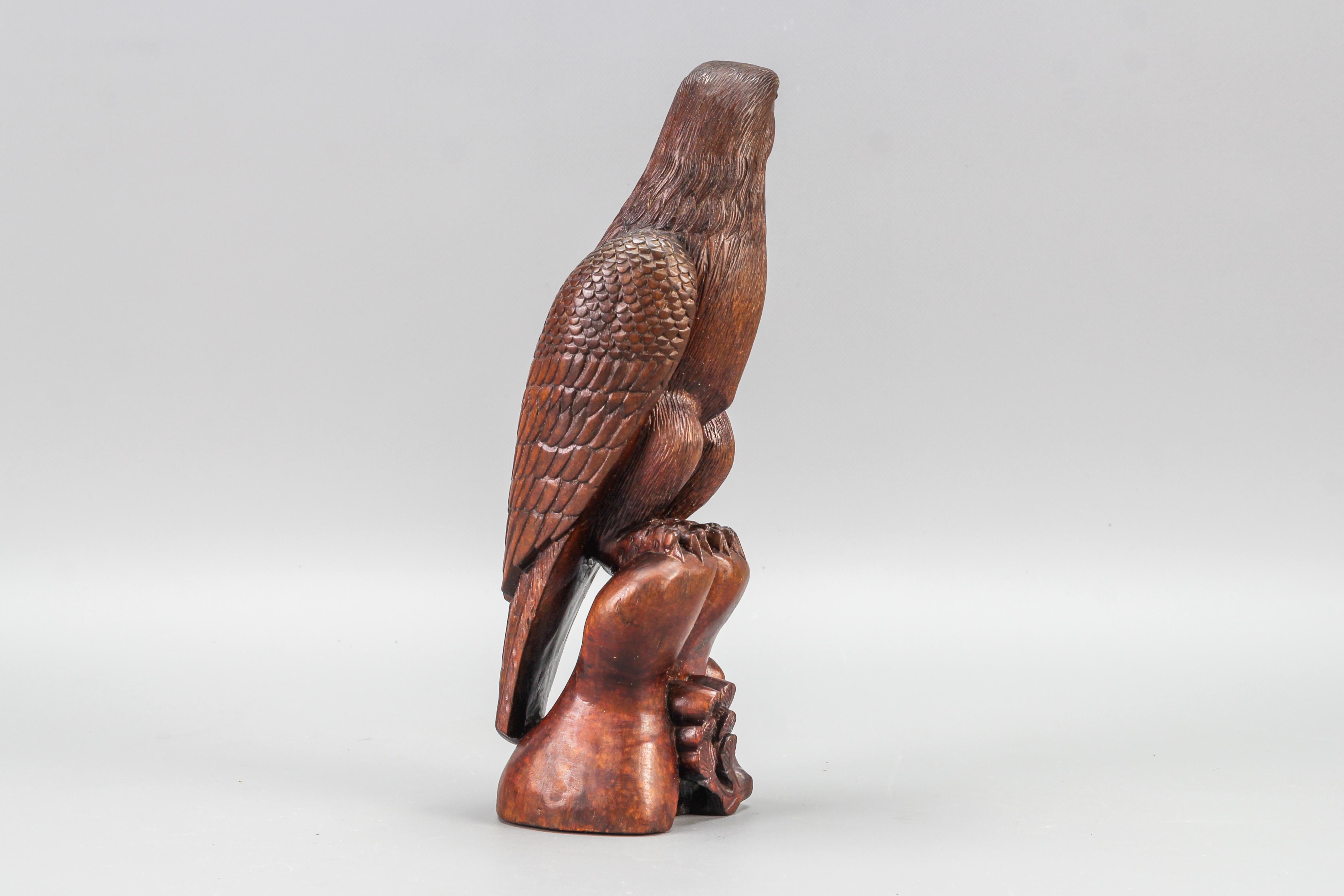 Geschnitzte Holzskulptur eines Adlers im Art-déco-Stil mit Glasaugen aus Holz (Europäisch) im Angebot