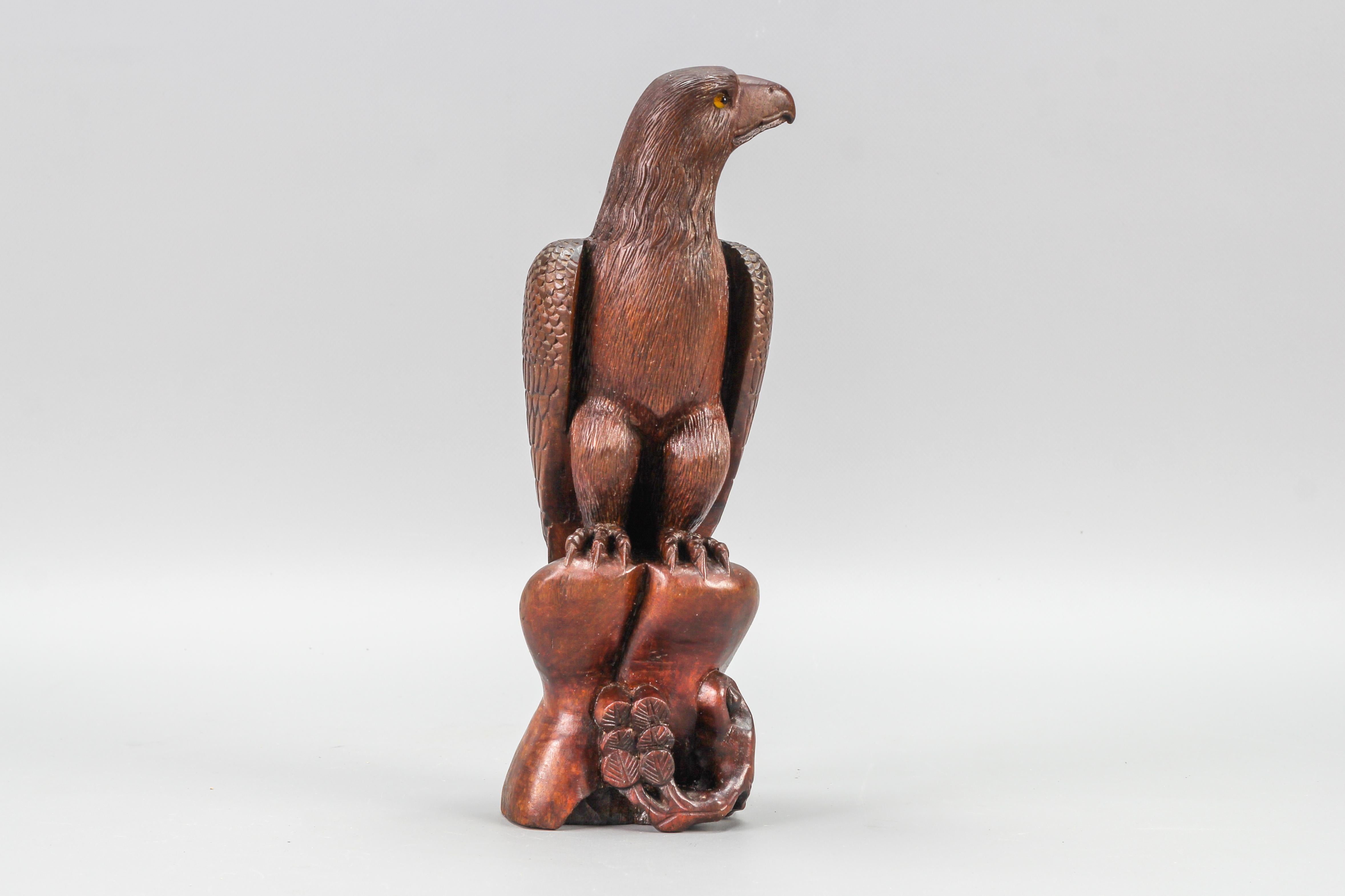 Geschnitzte Holzskulptur eines Adlers im Art-déco-Stil mit Glasaugen aus Holz im Zustand „Gut“ im Angebot in Barntrup, DE