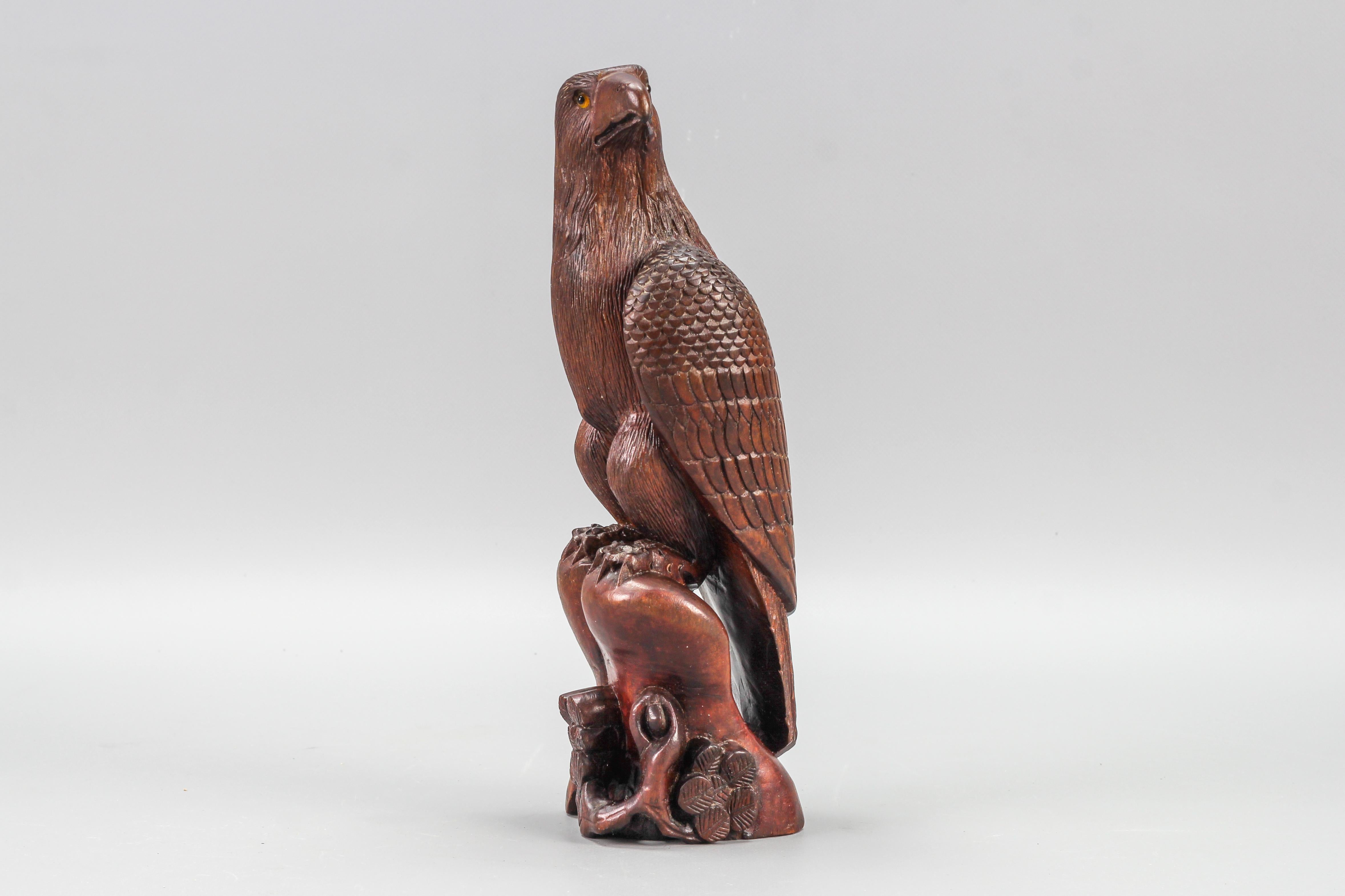 Geschnitzte Holzskulptur eines Adlers im Art-déco-Stil mit Glasaugen aus Holz (Mitte des 20. Jahrhunderts) im Angebot