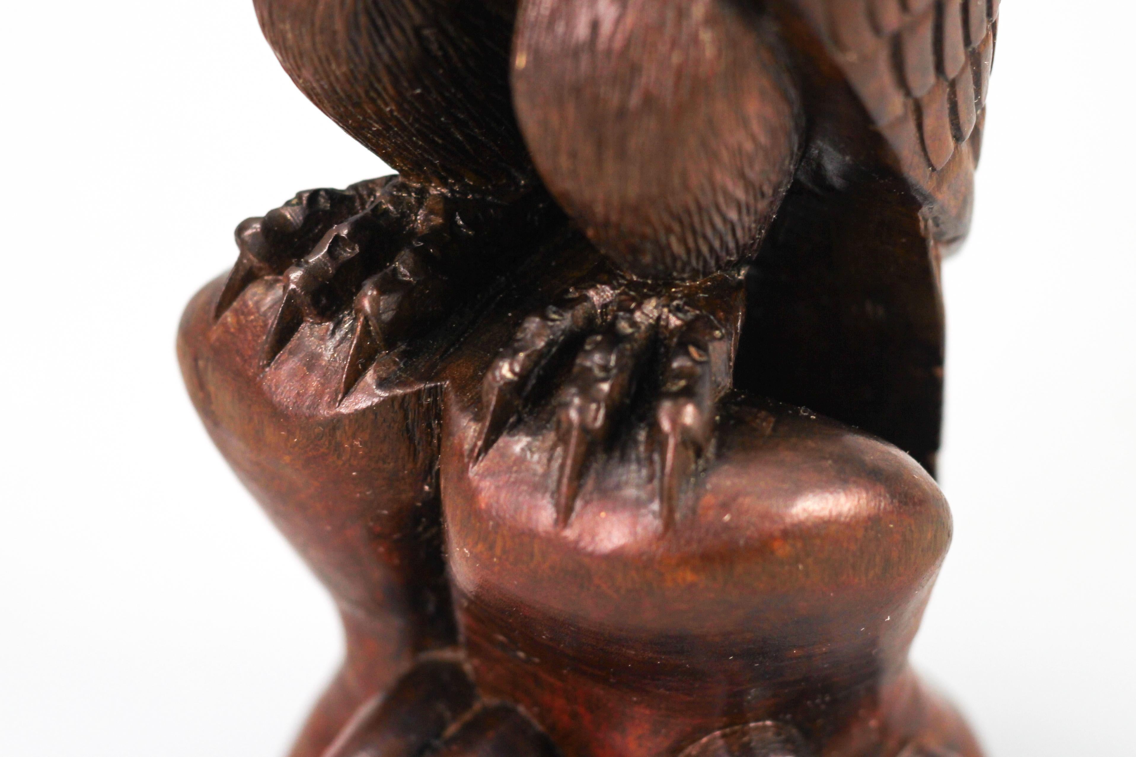 Geschnitzte Holzskulptur eines Adlers im Art-déco-Stil mit Glasaugen aus Holz im Angebot 2