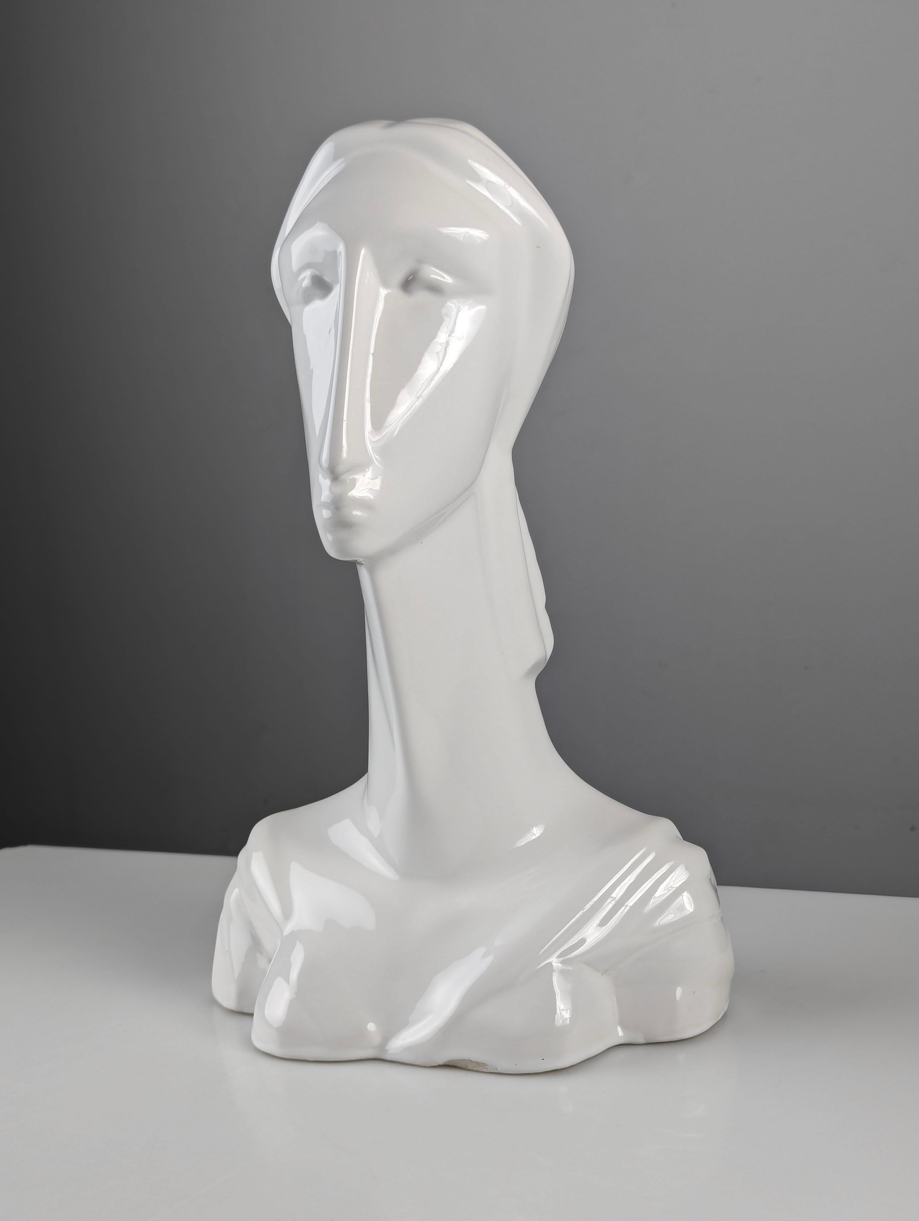 Sculpture en céramique d'un buste de femme aux traits élégants, droits et allongés, ce qui en fait une pièce très intéressante et belle.