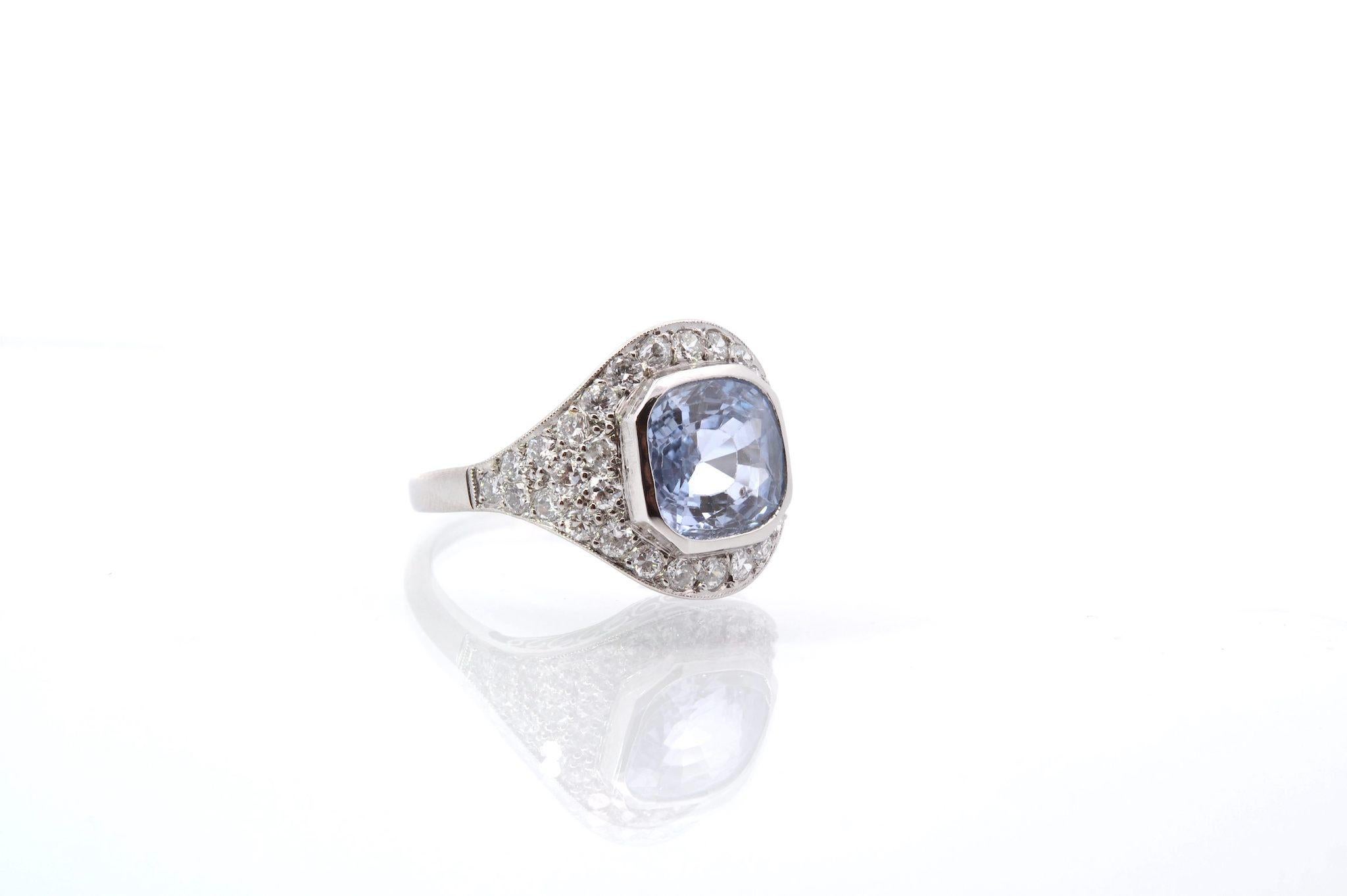 Ring mit Ceylan-Saphir und Diamanten im Art-déco-Stil (Art déco) im Angebot