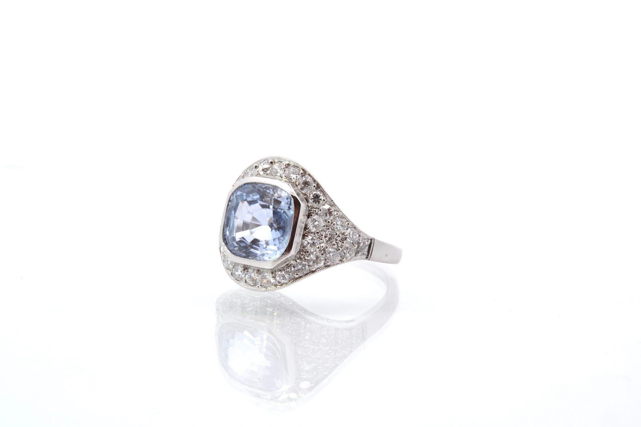 Ring mit Ceylan-Saphir und Diamanten im Art-déco-Stil (Ovalschliff) im Angebot