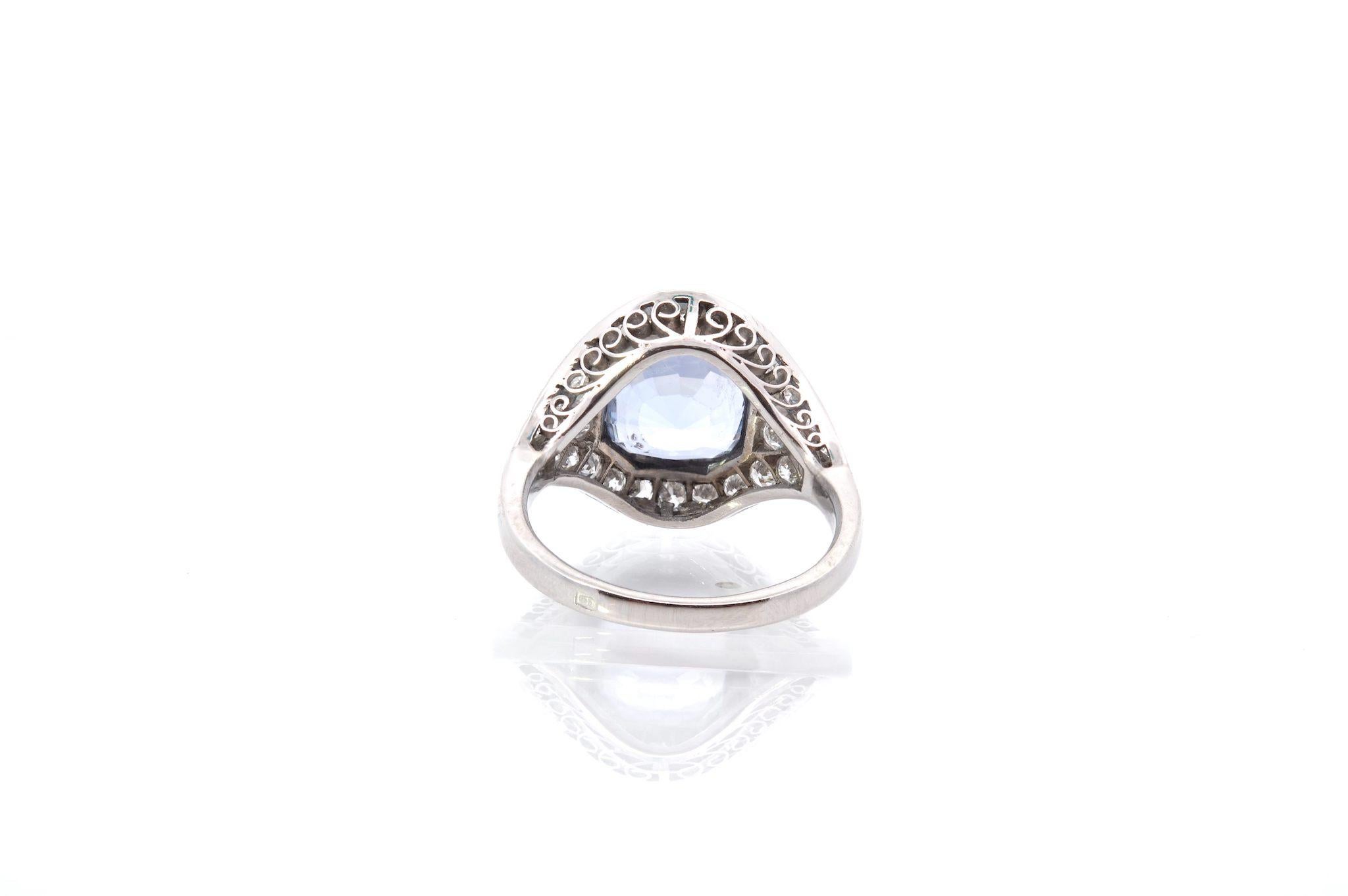 Ring mit Ceylan-Saphir und Diamanten im Art-déco-Stil im Zustand „Gut“ im Angebot in PARIS, FR