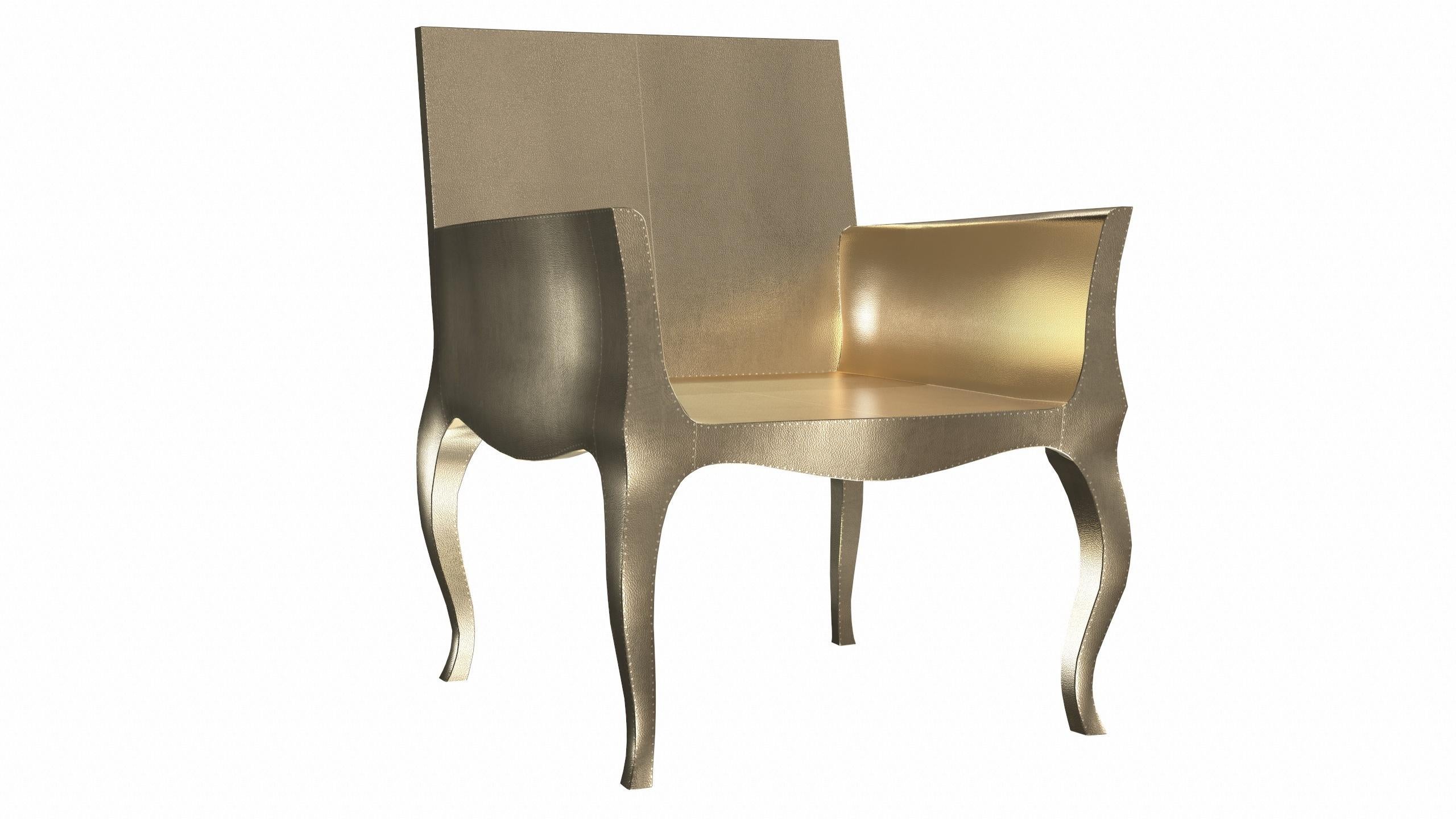 Stühle im Art-déco-Stil, fein gehämmert in Messing von Paul Mathieu (Handgeschnitzt) im Angebot