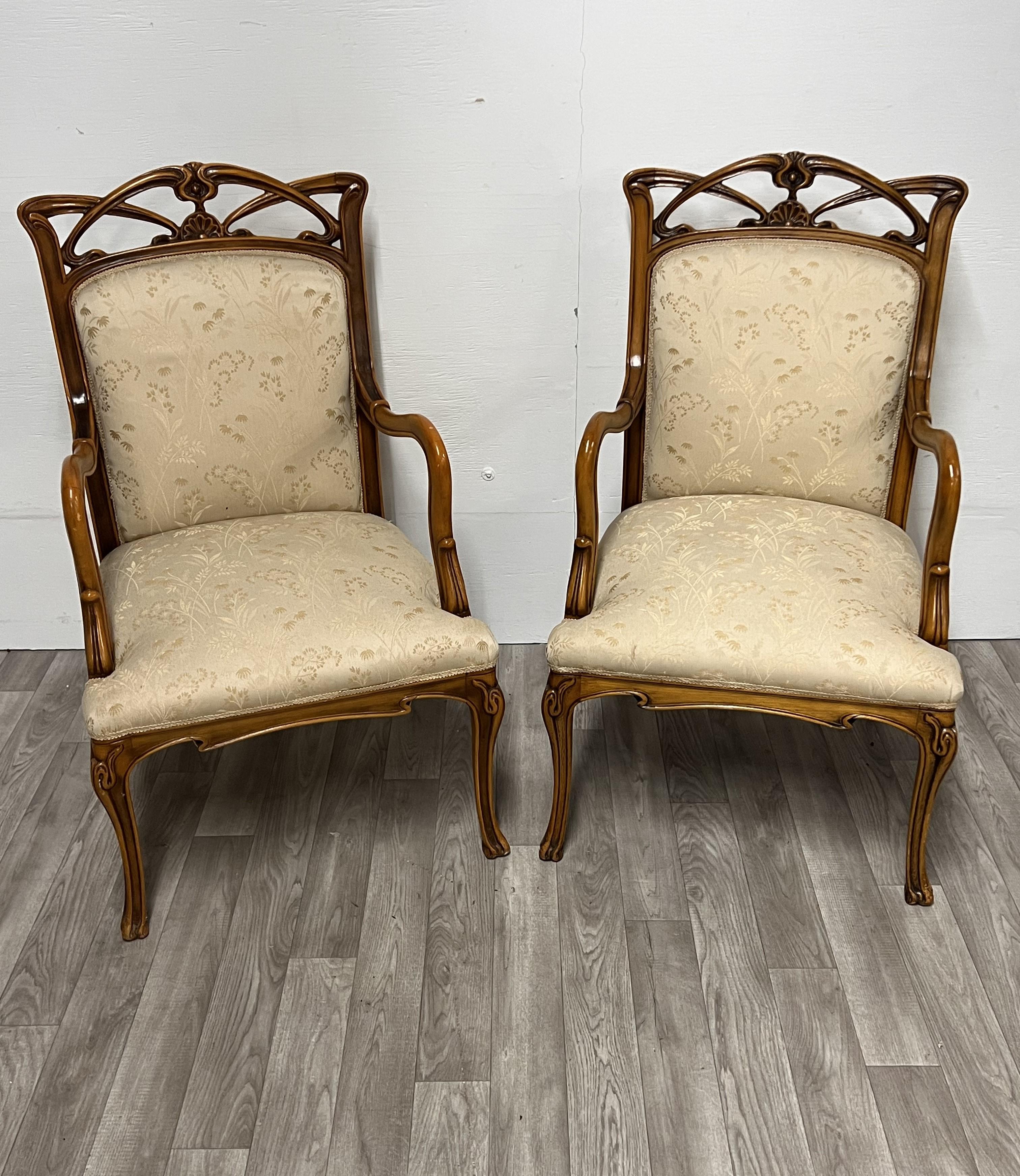Sedie in stile Art Déco con struttura in legno intagliato a mano 
Bellissimi dettagli classici 
Divano a due posti abbinato disponibile 
Venduto separatamente