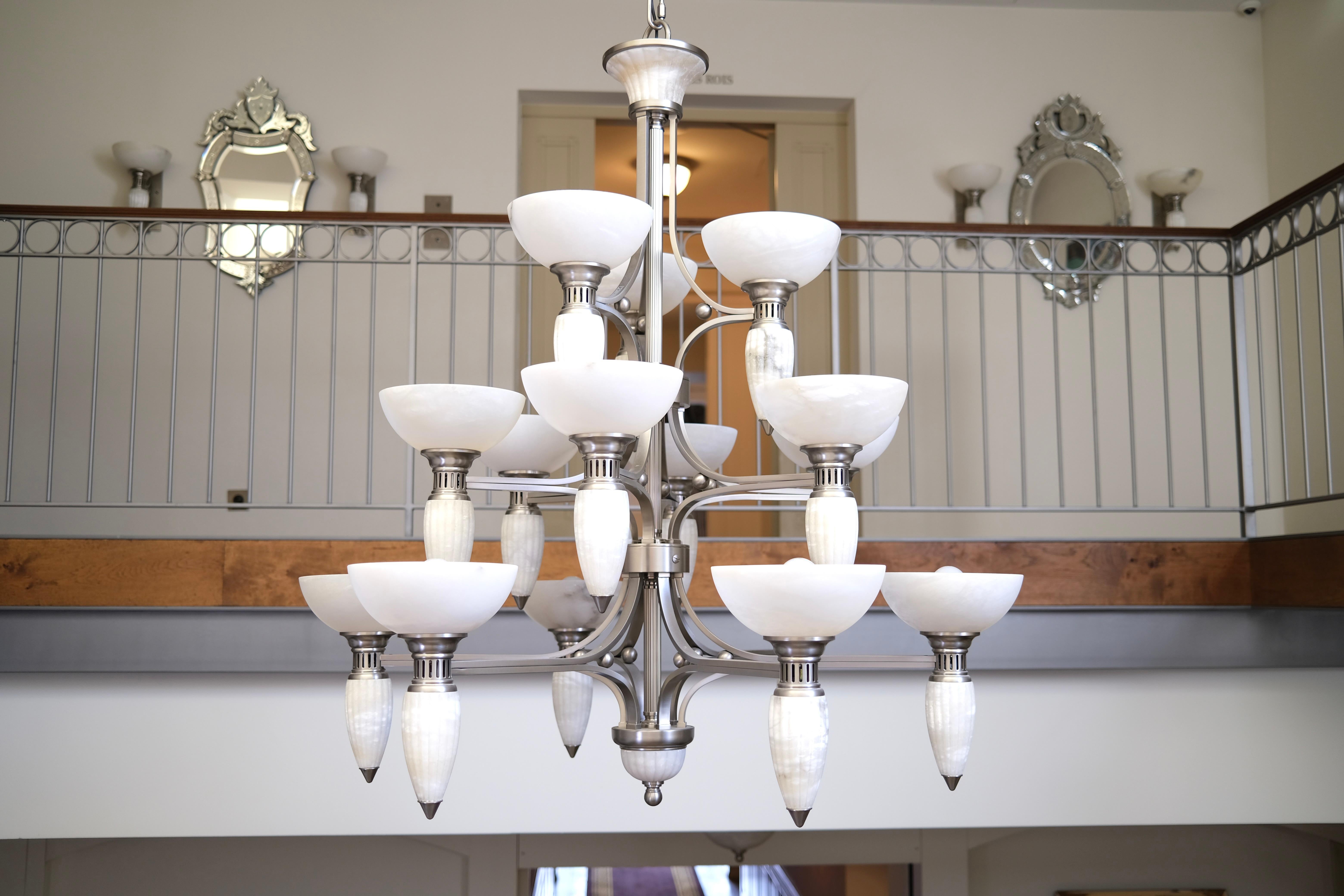 15-Arm Art Deco Style Chandelier with Alabaster Bowls and Illuminated Cones In Good Condition For Sale In Ulm, DE