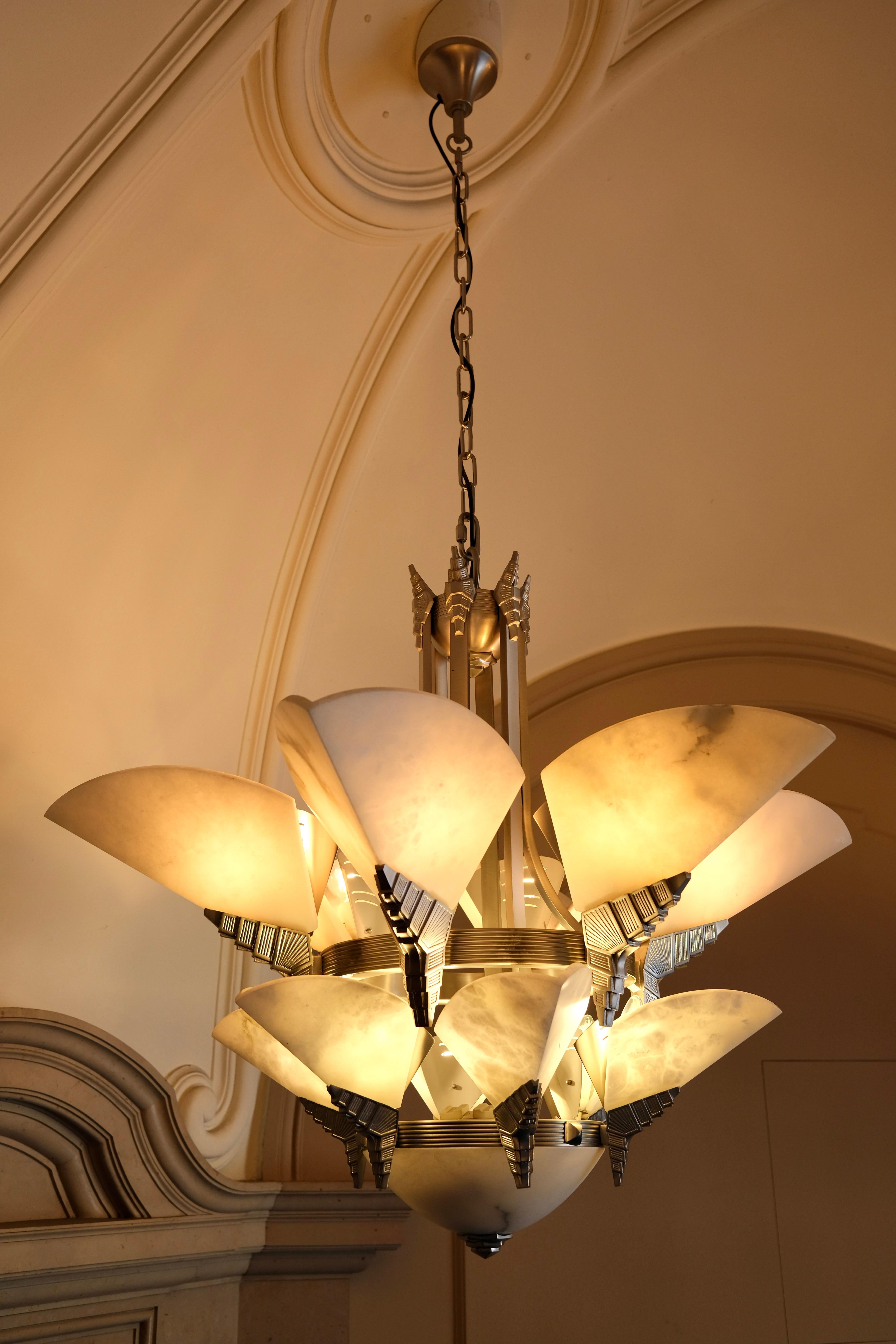 Art Deco Style Chandelier with Beak shaped Alabaster Bowls and Silver Matt Metal For Sale 3
