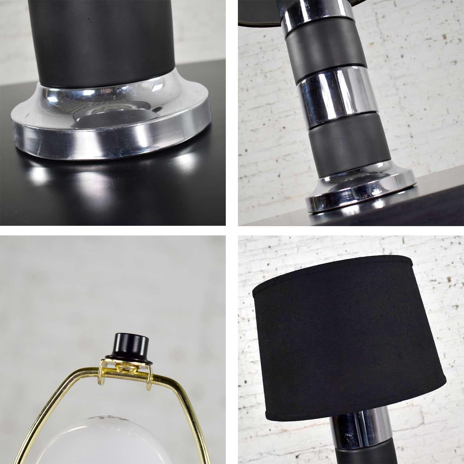 Lampe de table cylindrique de style Art déco vintage chromée et noire à rayures horizontales  en vente 7