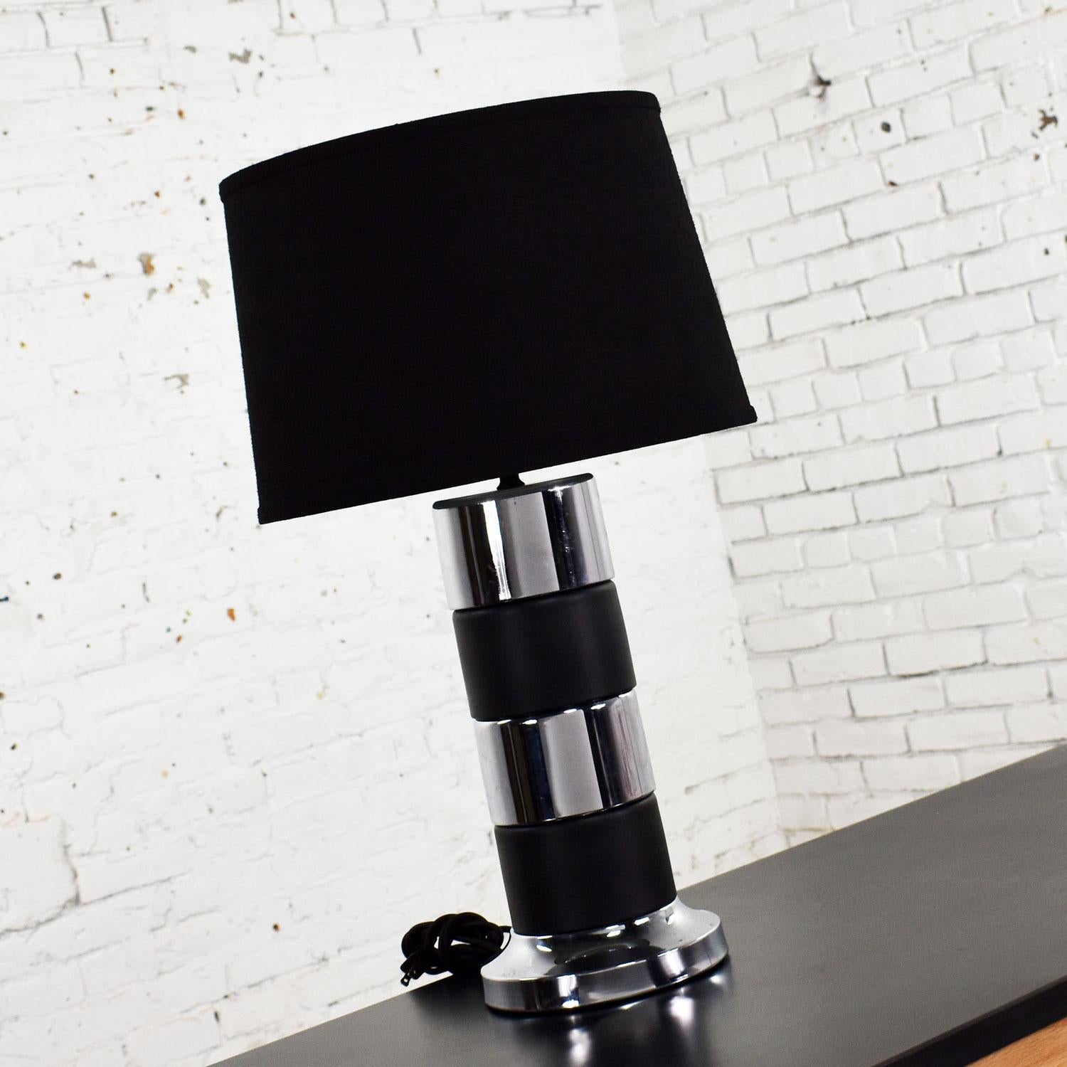 Lampe de table cylindrique de style Art déco vintage chromée et noire à rayures horizontales  Bon état - En vente à Topeka, KS