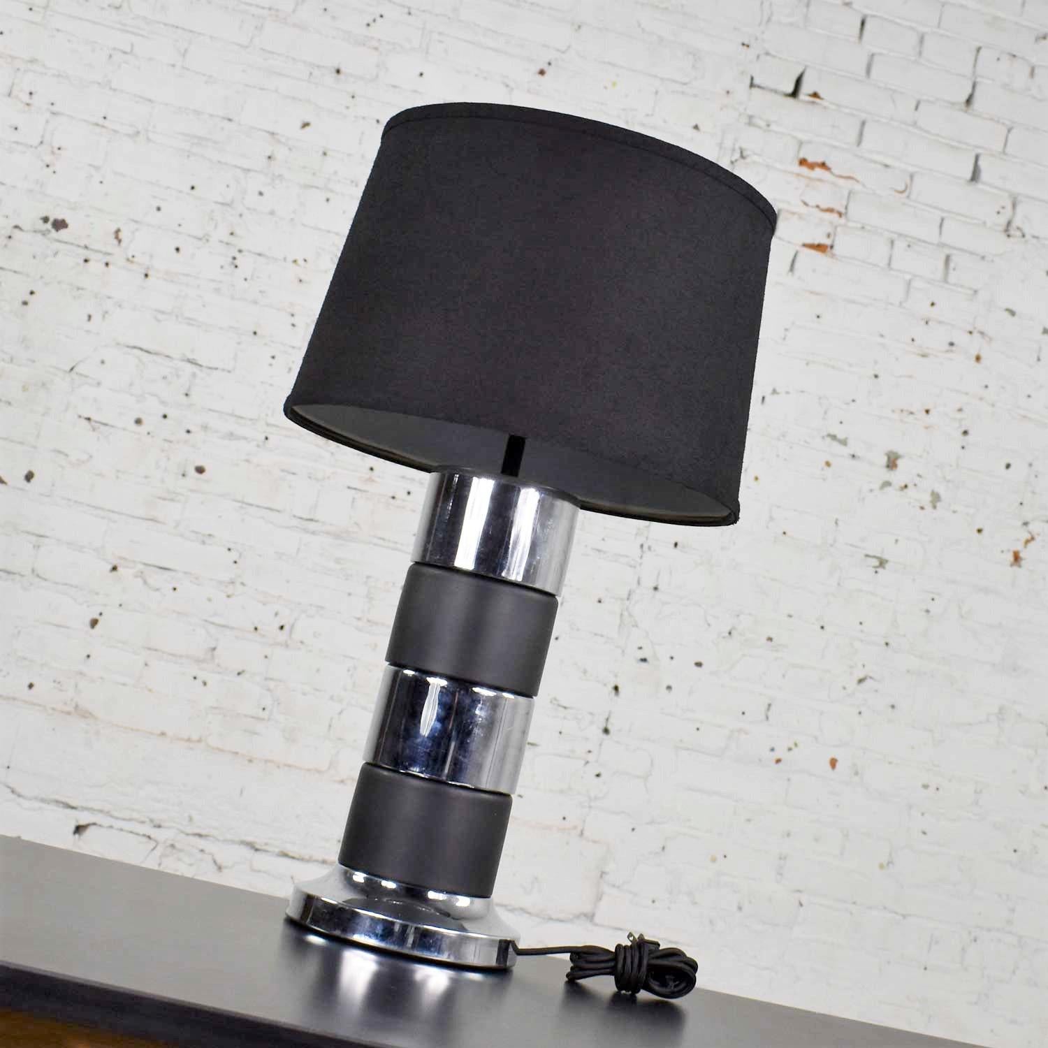 20ième siècle Lampe de table cylindrique de style Art déco vintage chromée et noire à rayures horizontales  en vente
