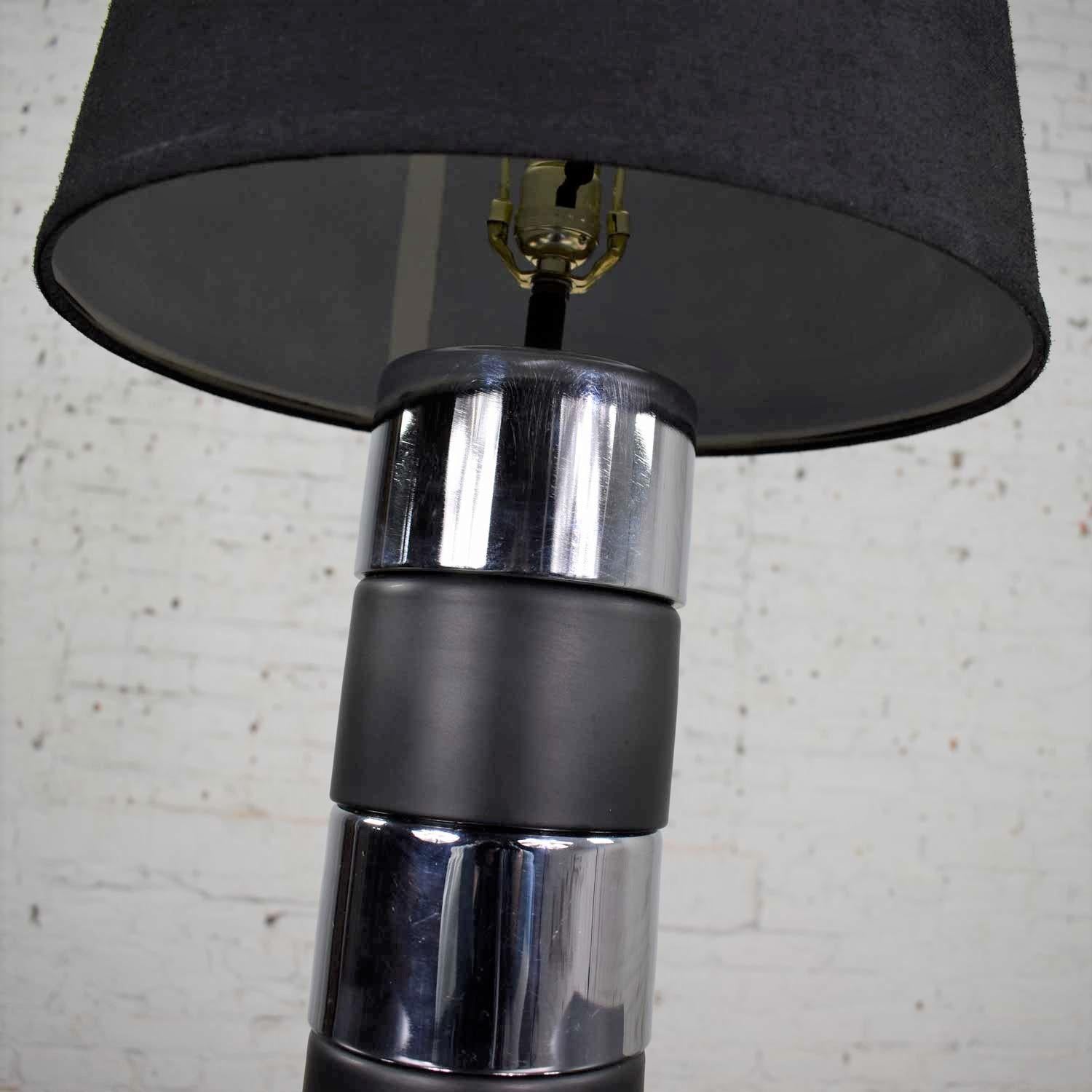 Métal Lampe de table cylindrique de style Art déco vintage chromée et noire à rayures horizontales  en vente