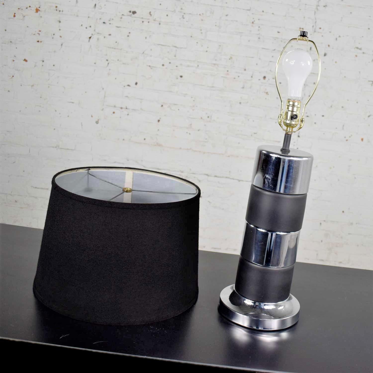 Lampe de table cylindrique de style Art déco vintage chromée et noire à rayures horizontales  en vente 1