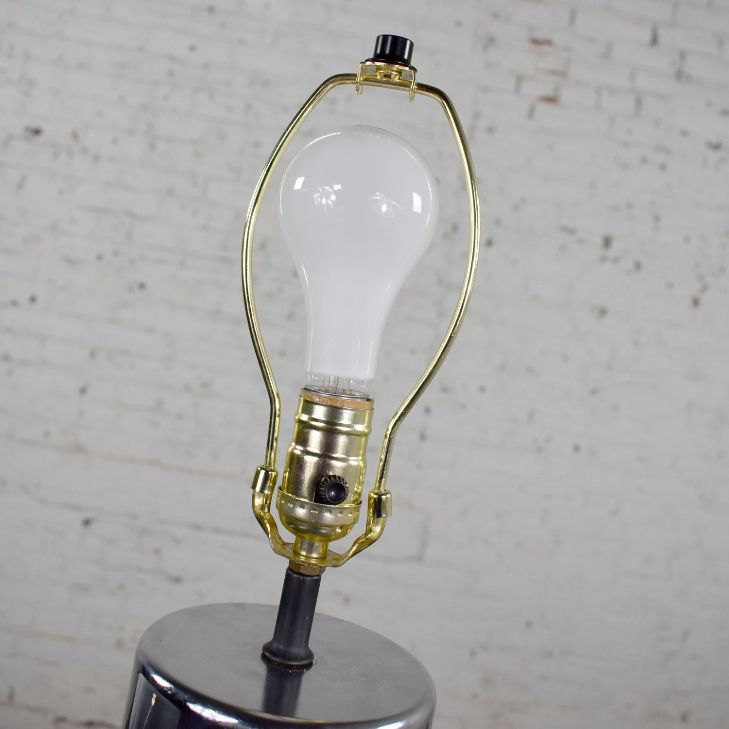 Lampe de table cylindrique de style Art déco vintage chromée et noire à rayures horizontales  en vente 2
