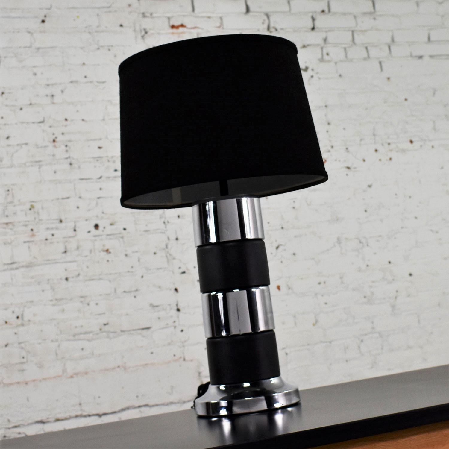 Vintage Art Deco Style Chrome & Black Horizontal Stripe Cylindrical Table Lamp  For Sale 1