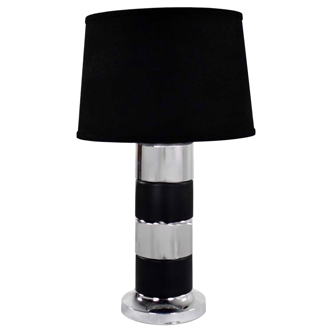 Zylindrische Vintage-Tischlampe im Art-déco-Stil, Chrom & Schwarz, horizontale Streifen, schwarz 