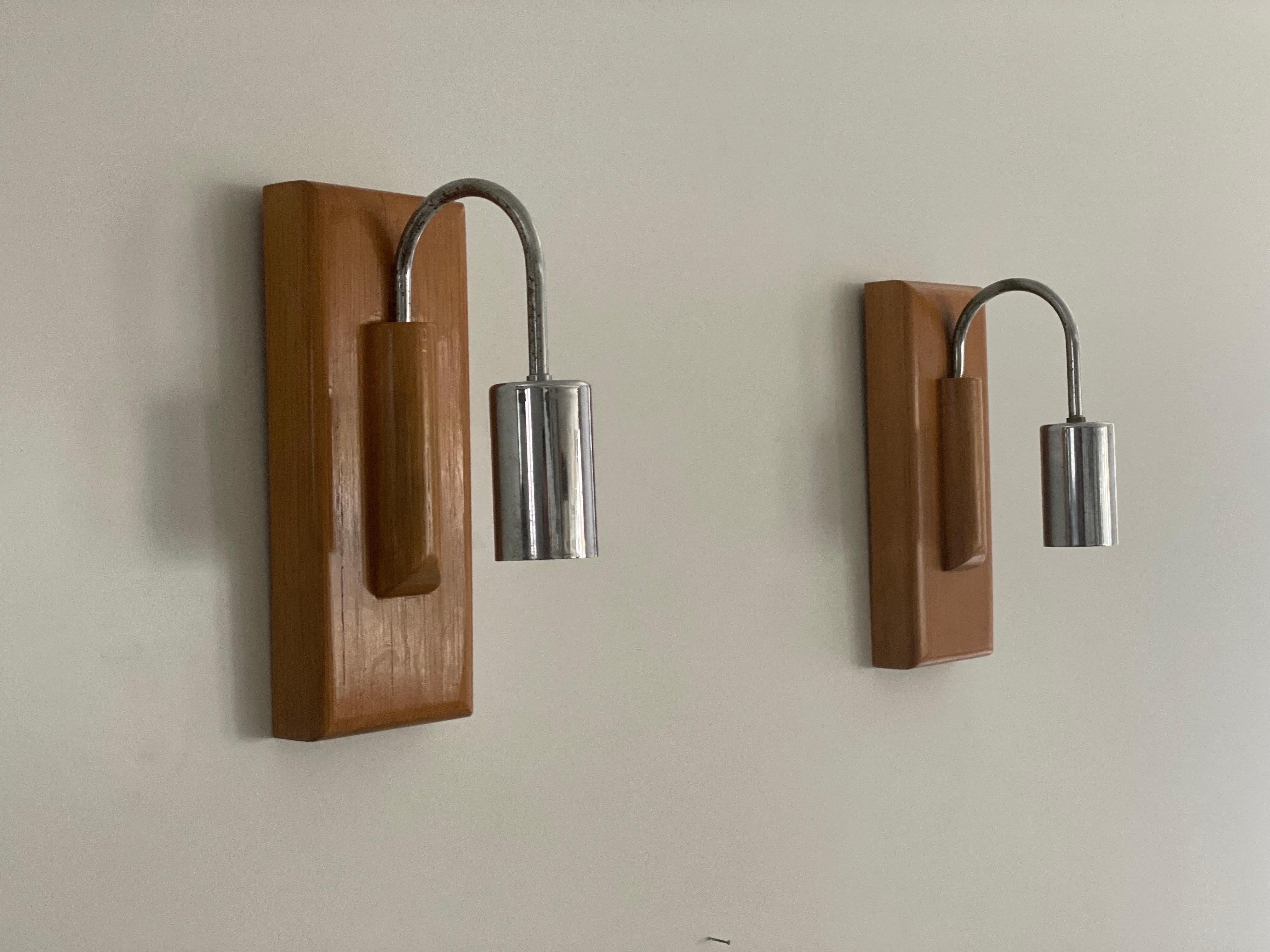 Paire d'appliques de style Art déco en chrome et bois, années 1960, Italie

Les lampes sont en très bon état. 

Cette lampe fonctionne avec  Ampoules E27. 
Câblé et adapté à une utilisation avec 220V et 110V pour tous les pays.


Mesures :
Hauteur :