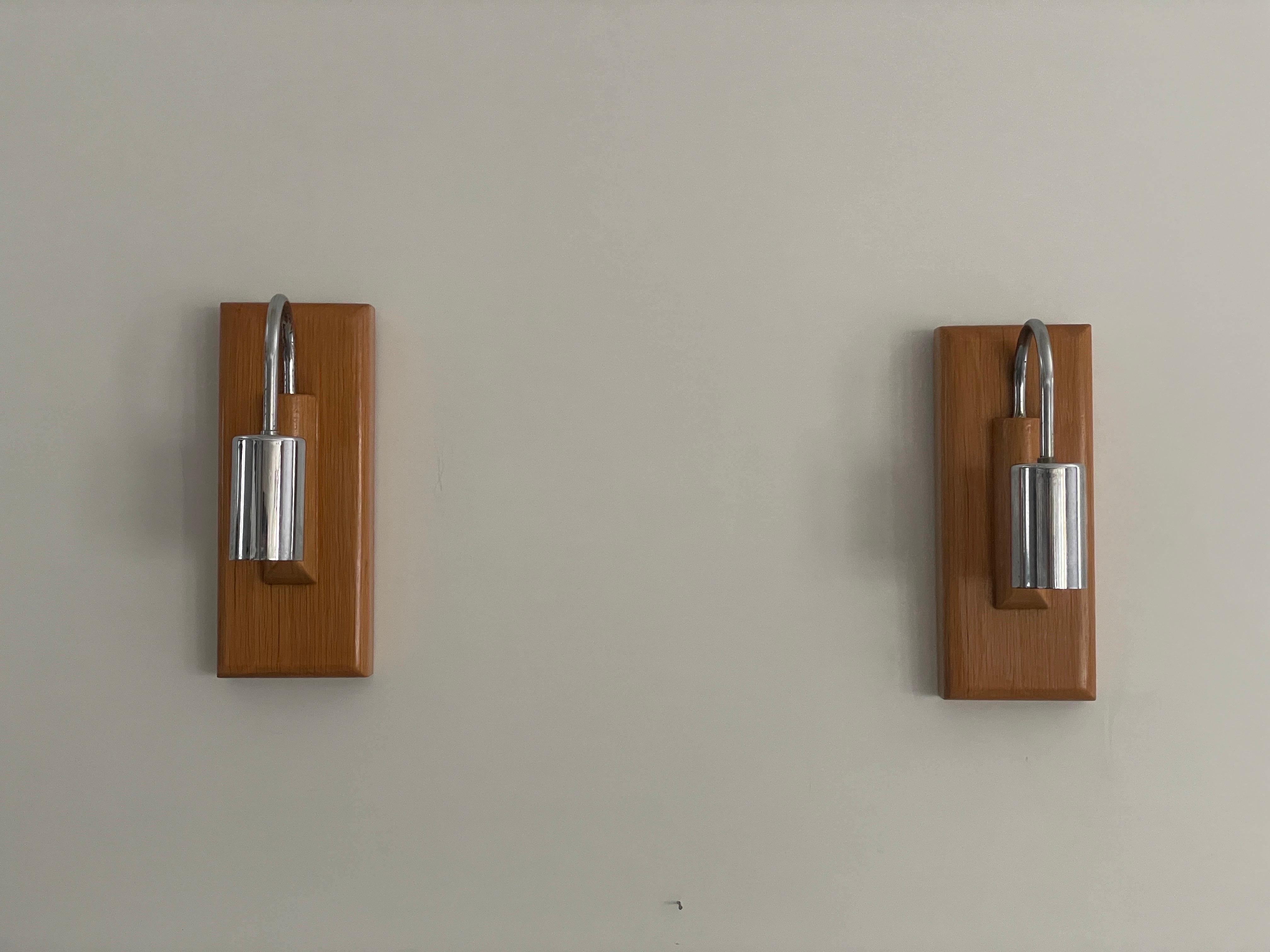 Mid-Century Modern Paire d'appliques de style Art déco en chrome et bois, années 1960, Italie en vente