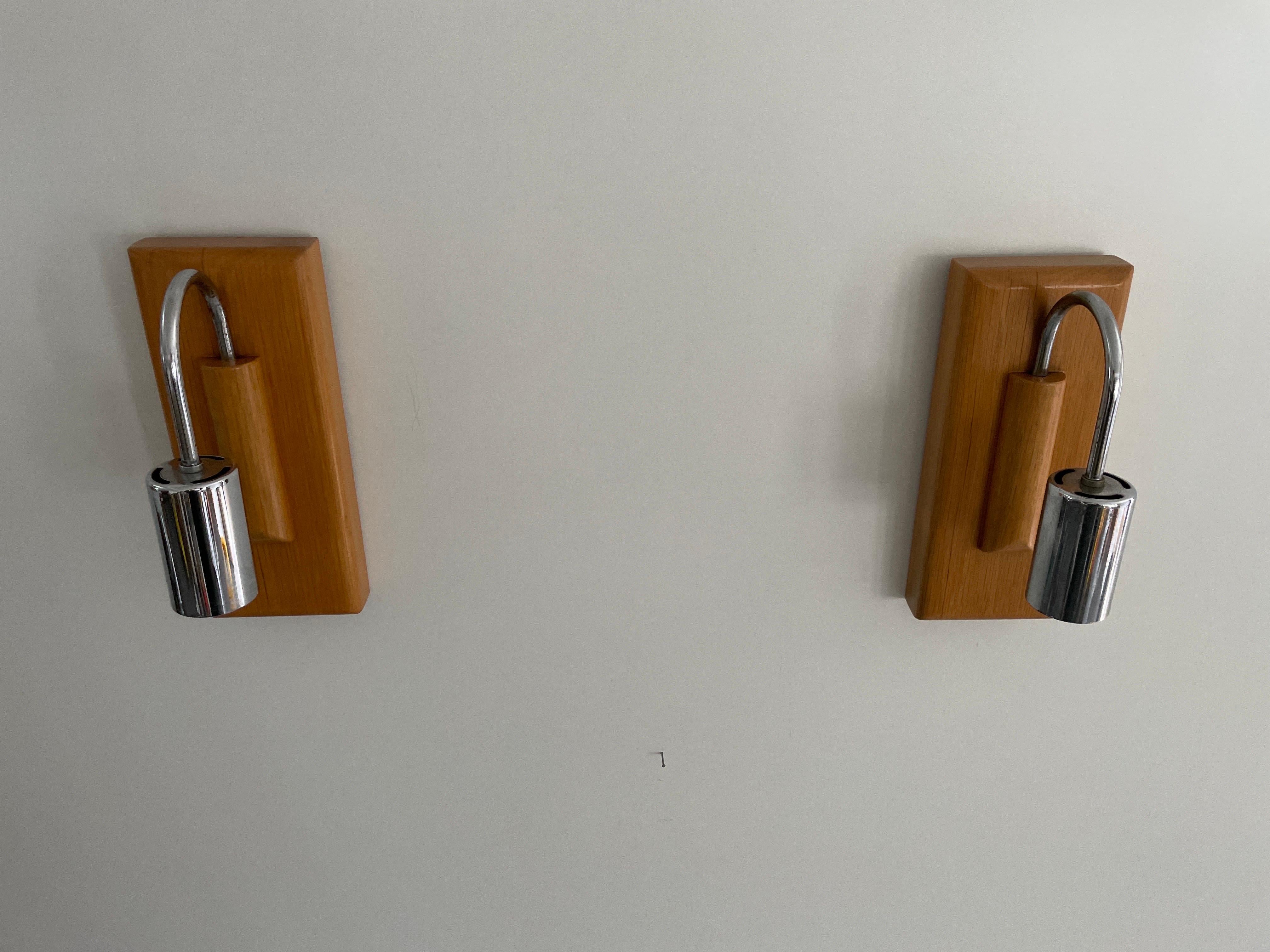 Paire d'appliques de style Art déco en chrome et bois, années 1960, Italie Excellent état - En vente à Hagenbach, DE