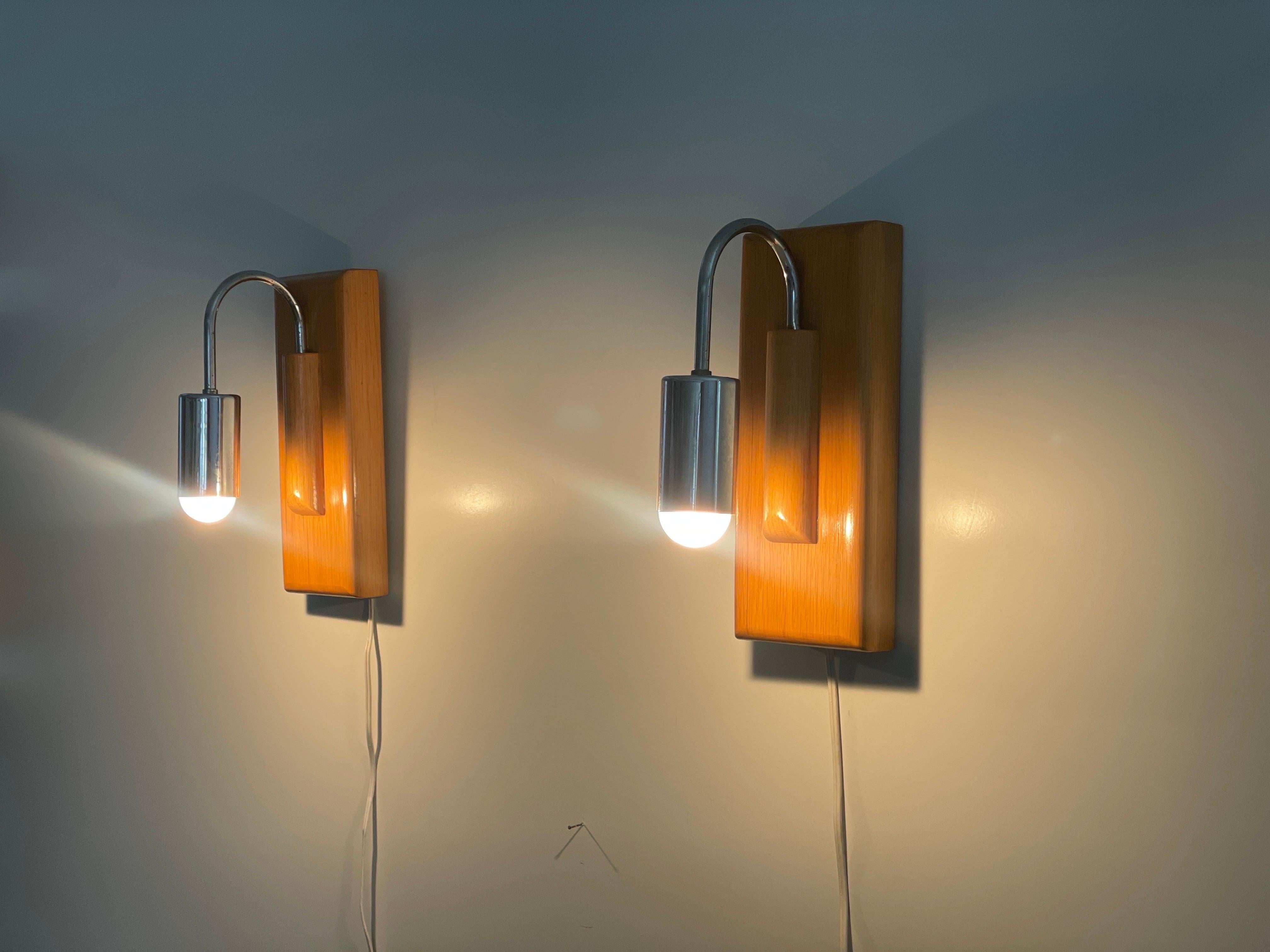 Paire d'appliques de style Art déco en chrome et bois, années 1960, Italie en vente 1