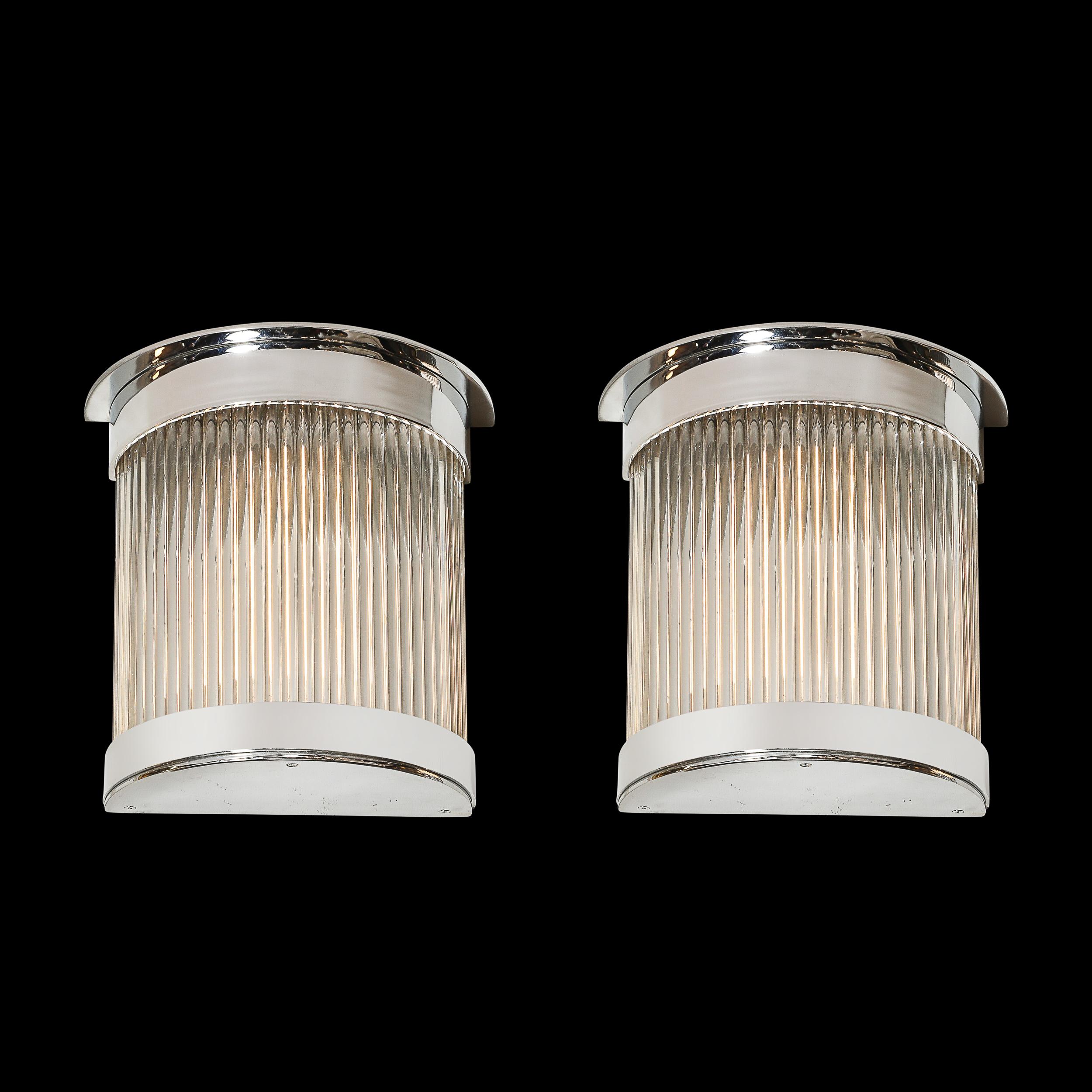 Introduisez une touche d'élégance intemporelle et de charme sophistiqué dans votre intérieur avec ces étonnantes appliques à tige chromée et en verre de style Art déco, américaines, du XXe siècle. Ces luminaires exceptionnels capturent l'essence du