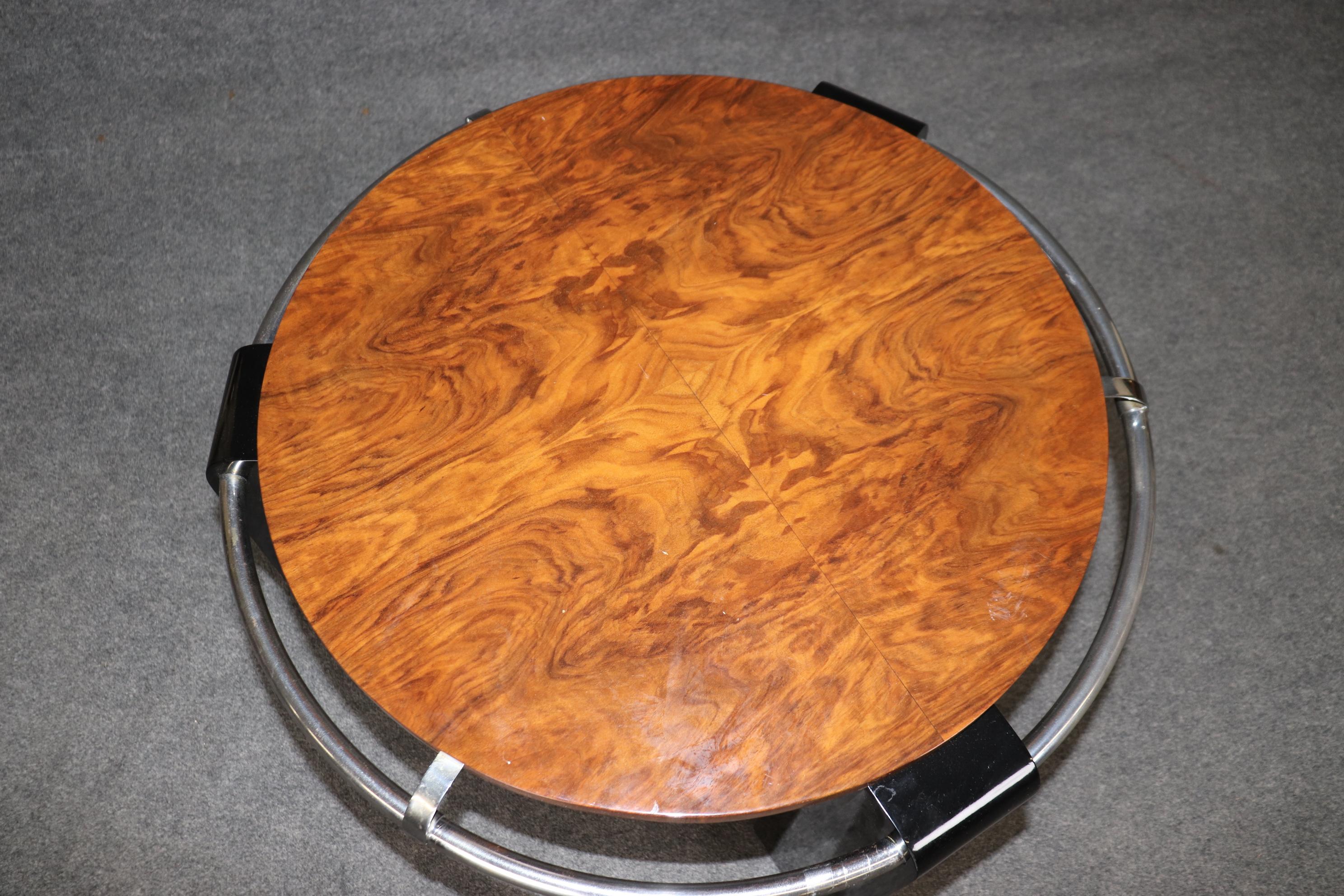 Es handelt sich um einen maßgefertigten Couchtisch oder Beistelltisch im französischen Art-Déco-Stil mit Stahlrohr und Oberflächen aus zirkassischem Nussbaum und ebonisierter Lackierung. Der Tisch war eine Sonderanfertigung für ein Anwesen in