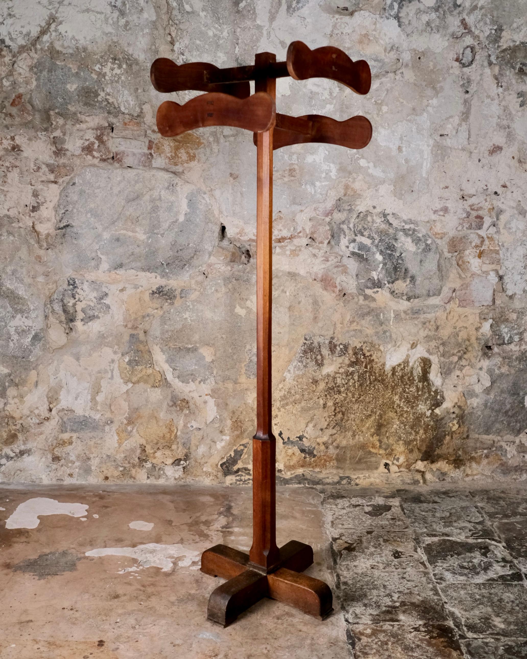 Bellissimo appendiabiti dell'inizio del XX secolo, realizzato in Francia, in stile Art Deco.
Legno di quercia intagliato, molto elegante.
Potrebbe essere stato un appendiabiti liturgique.
Nel complesso buone condizioni, patina, tracce di restauri,