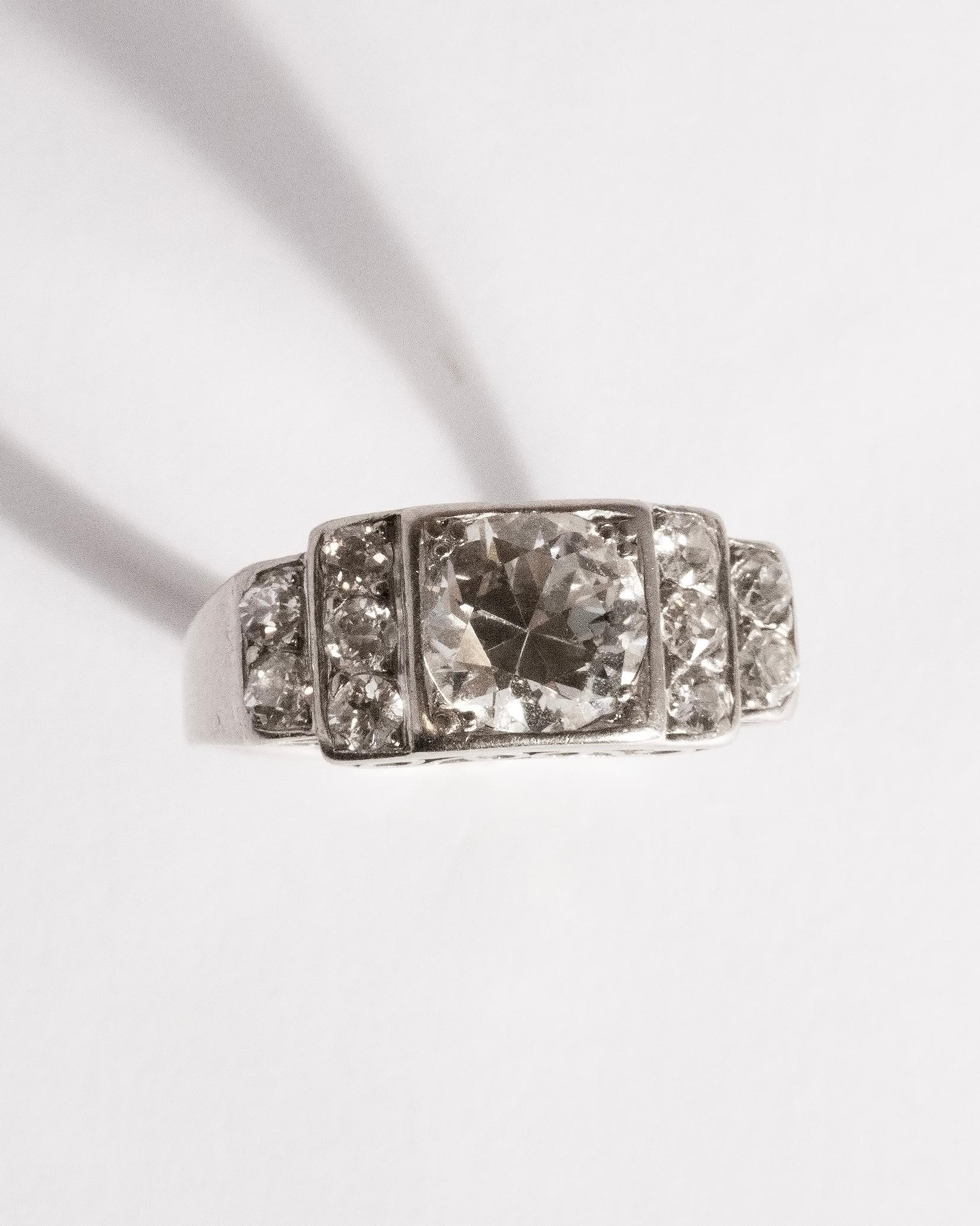  Art Deco style Cocktail ring with 2.45ct Diamonds In Good Condition For Sale In Stockholm, SE