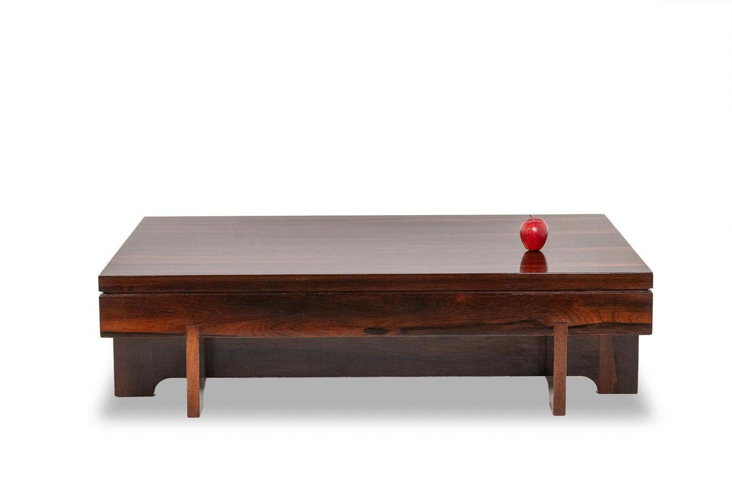 Couchtisch im Stil des Art déco aus Palisanderholz in rechteckiger Form.

Italienisches Werk aus den 1970er Jahren.

Abmessungen: H 34,5 x B 130 x T 90 cm

Referenz: LS64731409P