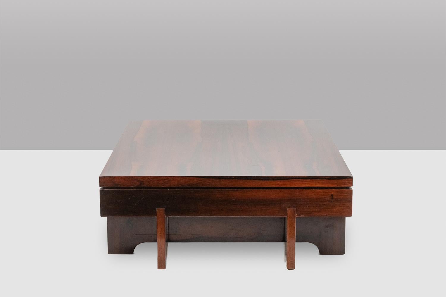 Couchtisch im Art Deco-Stil aus Palisanderholz. 1970s. (Italienisch) im Angebot
