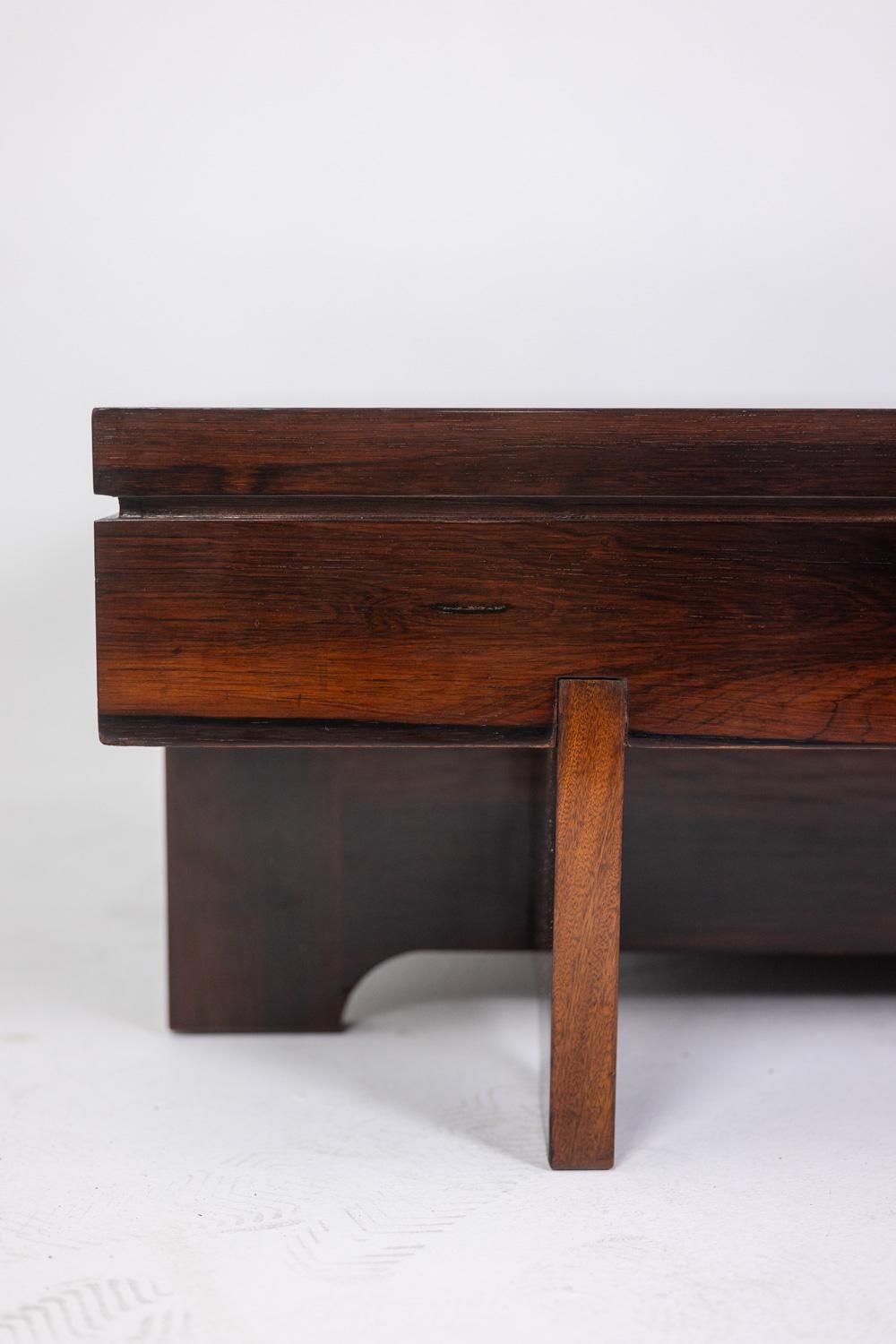 Table basse de style Art Déco en bois de rose. 1970s. Excellent état - En vente à Saint-Ouen, FR