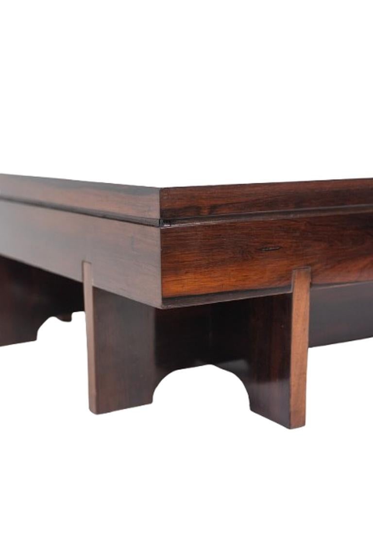 Couchtisch im Art Deco-Stil aus Palisanderholz. 1970s. im Angebot 1