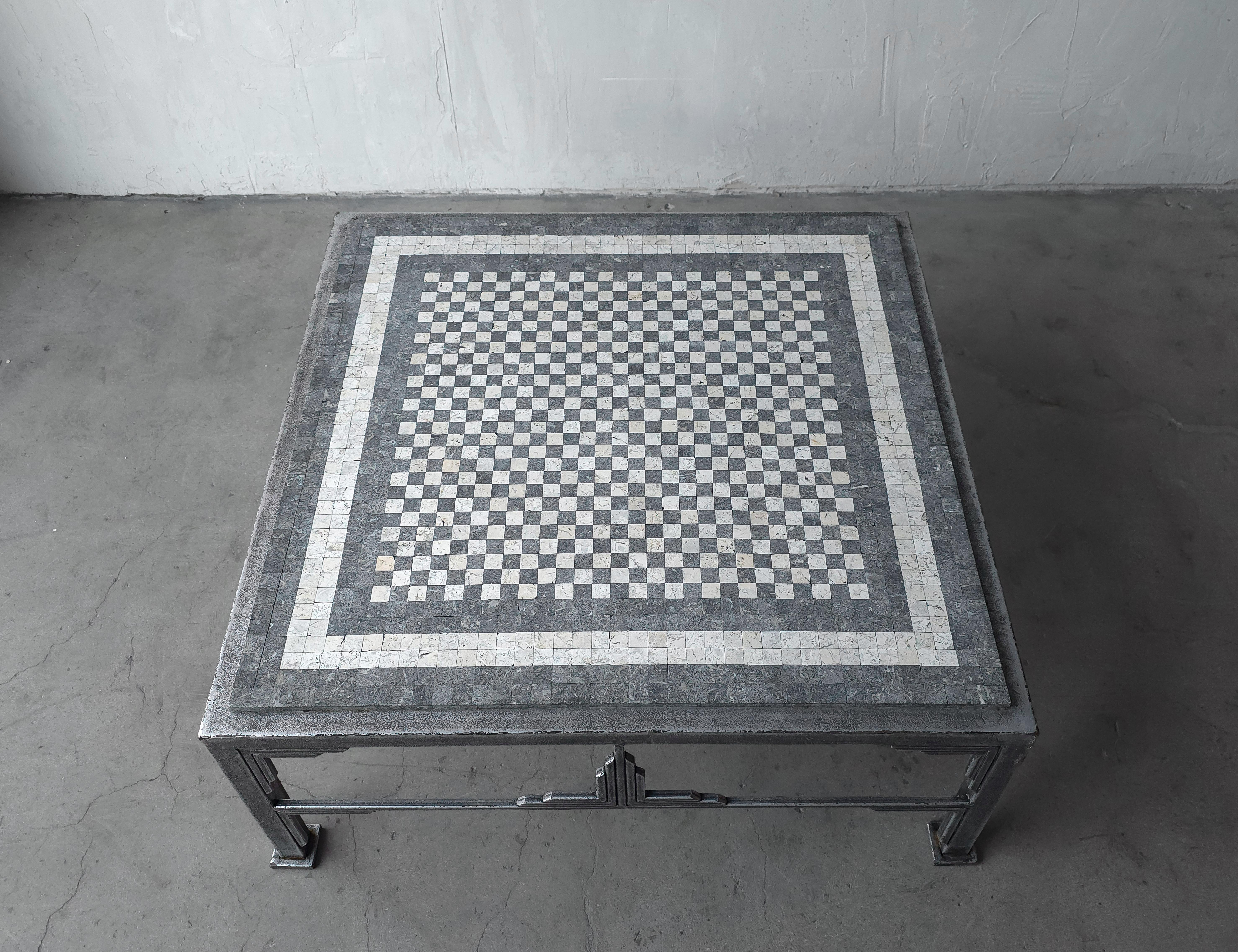 Questo splendido tavolino da caffè è un vero e proprio pezzo forte, che mette in mostra forma e funzionalità.  Diverso da qualsiasi altro che abbiamo visto.  Scopri i dettagli.

Lo splendido piano in pietra a tasselli nei toni del grigio scuro e del