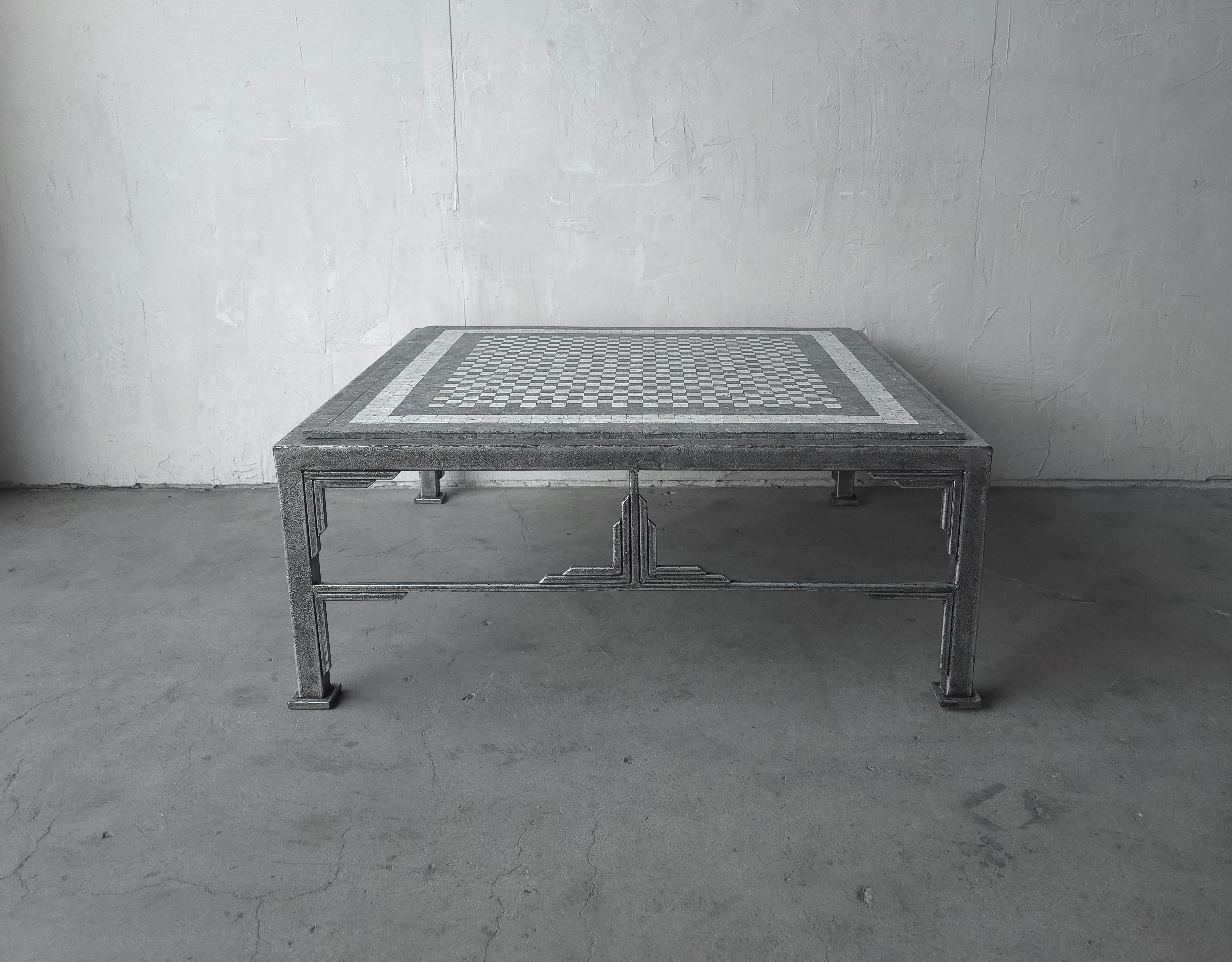 Tavolino da caffè in stile Art Déco con piano in mosaico a scacchiera In condizioni buone in vendita a Las Vegas, NV