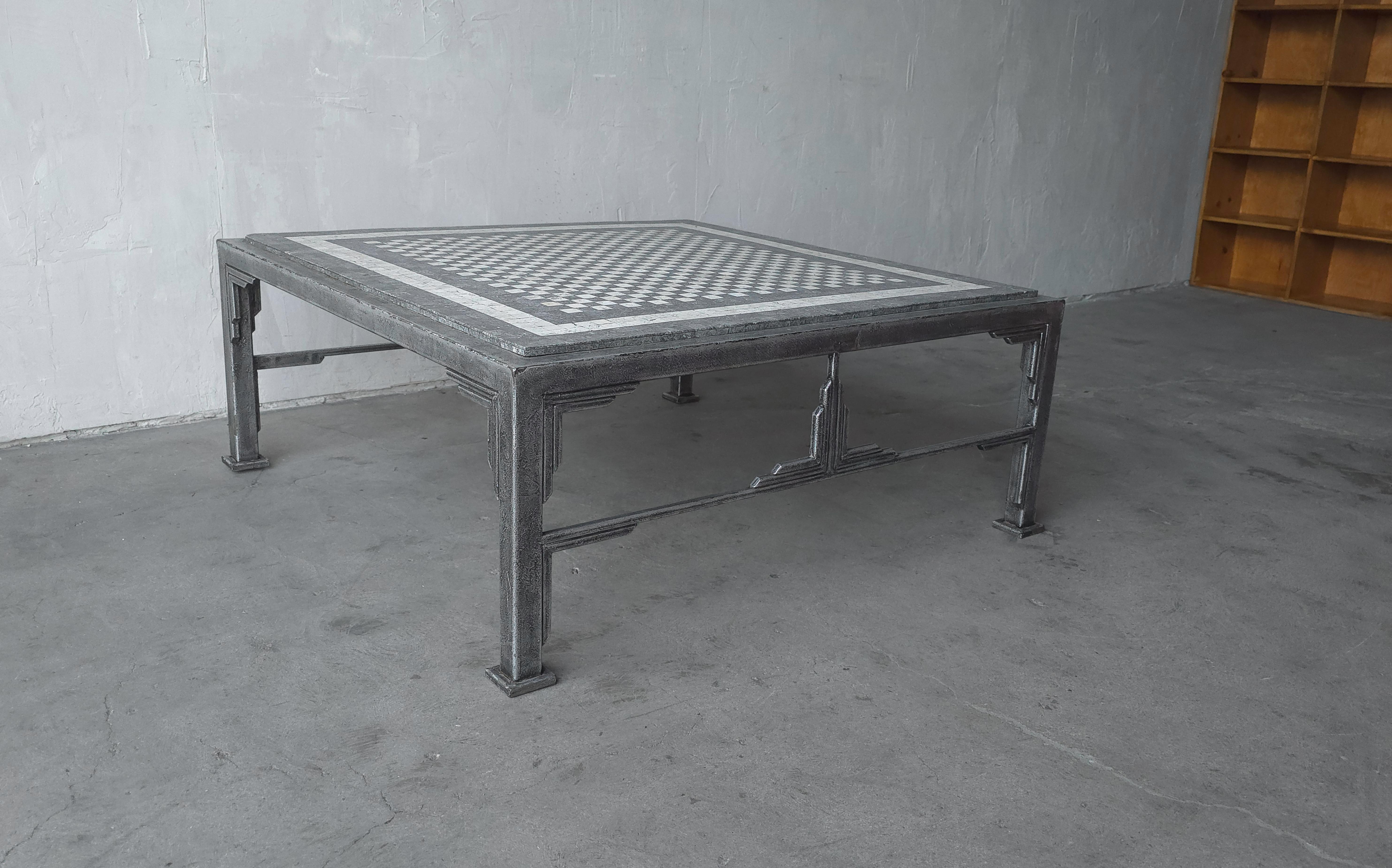 XX secolo Tavolino da caffè in stile Art Déco con piano in mosaico a scacchiera in vendita