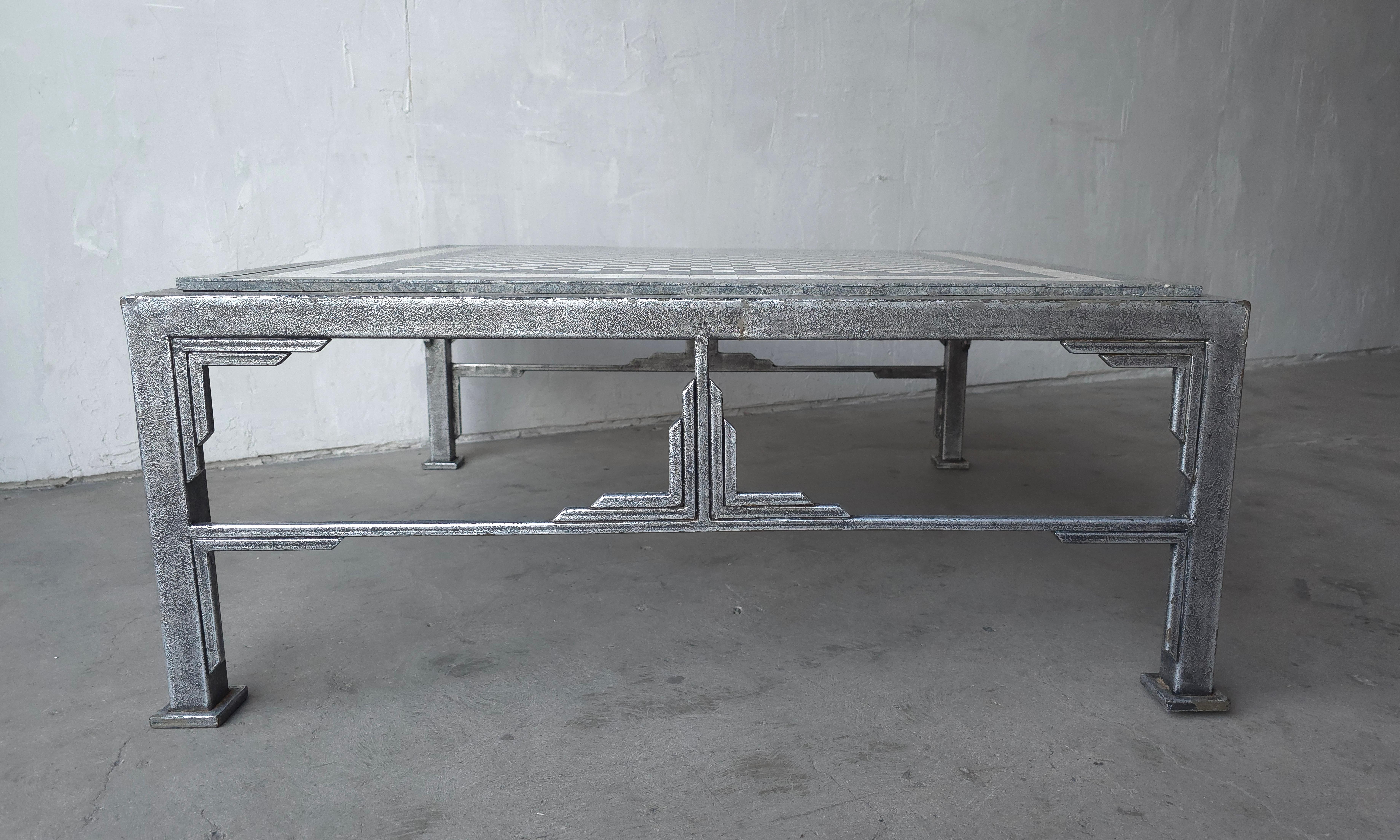 Metallo Tavolino da caffè in stile Art Déco con piano in mosaico a scacchiera in vendita