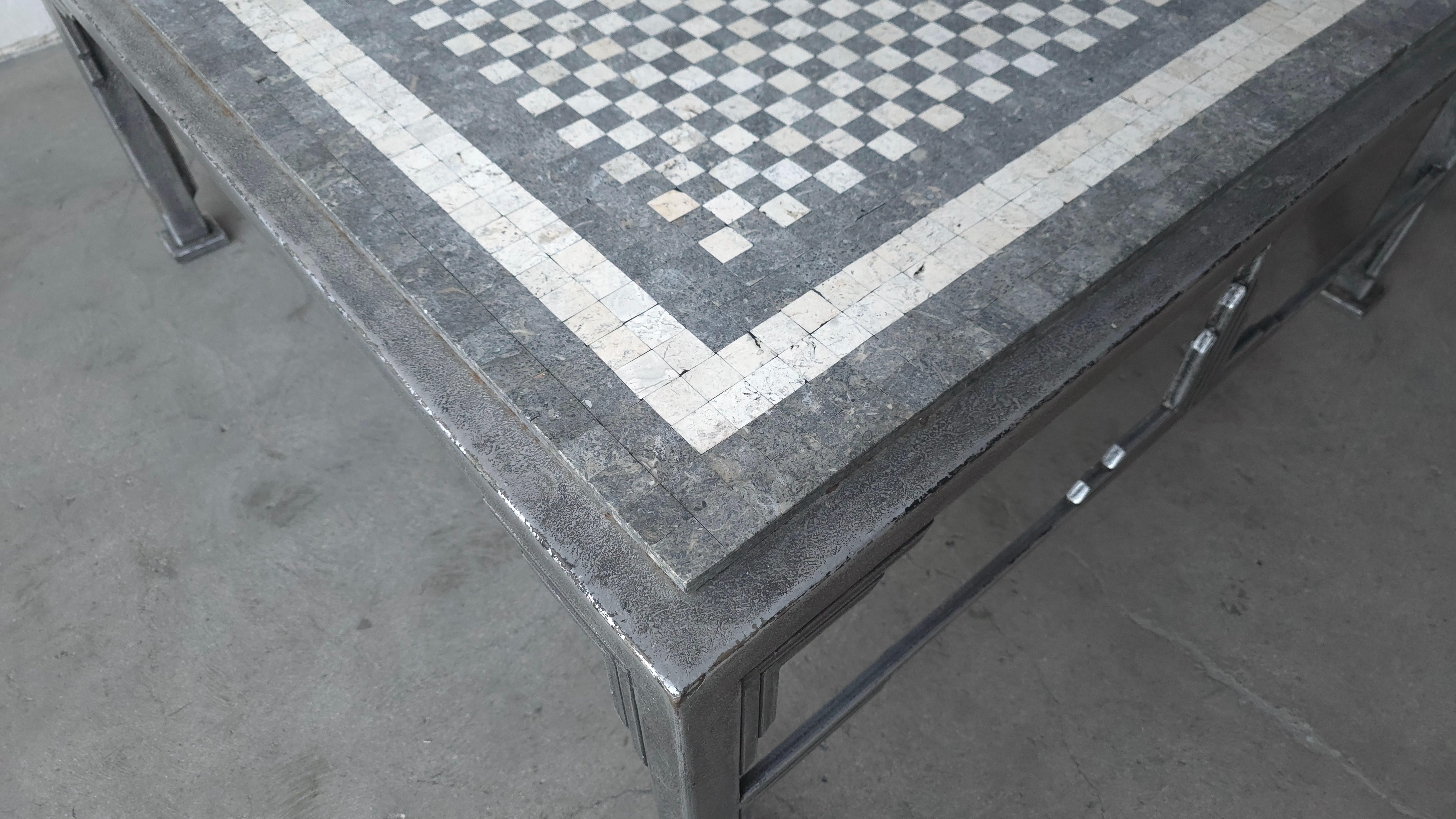 Tavolino da caffè in stile Art Déco con piano in mosaico a scacchiera in vendita 1