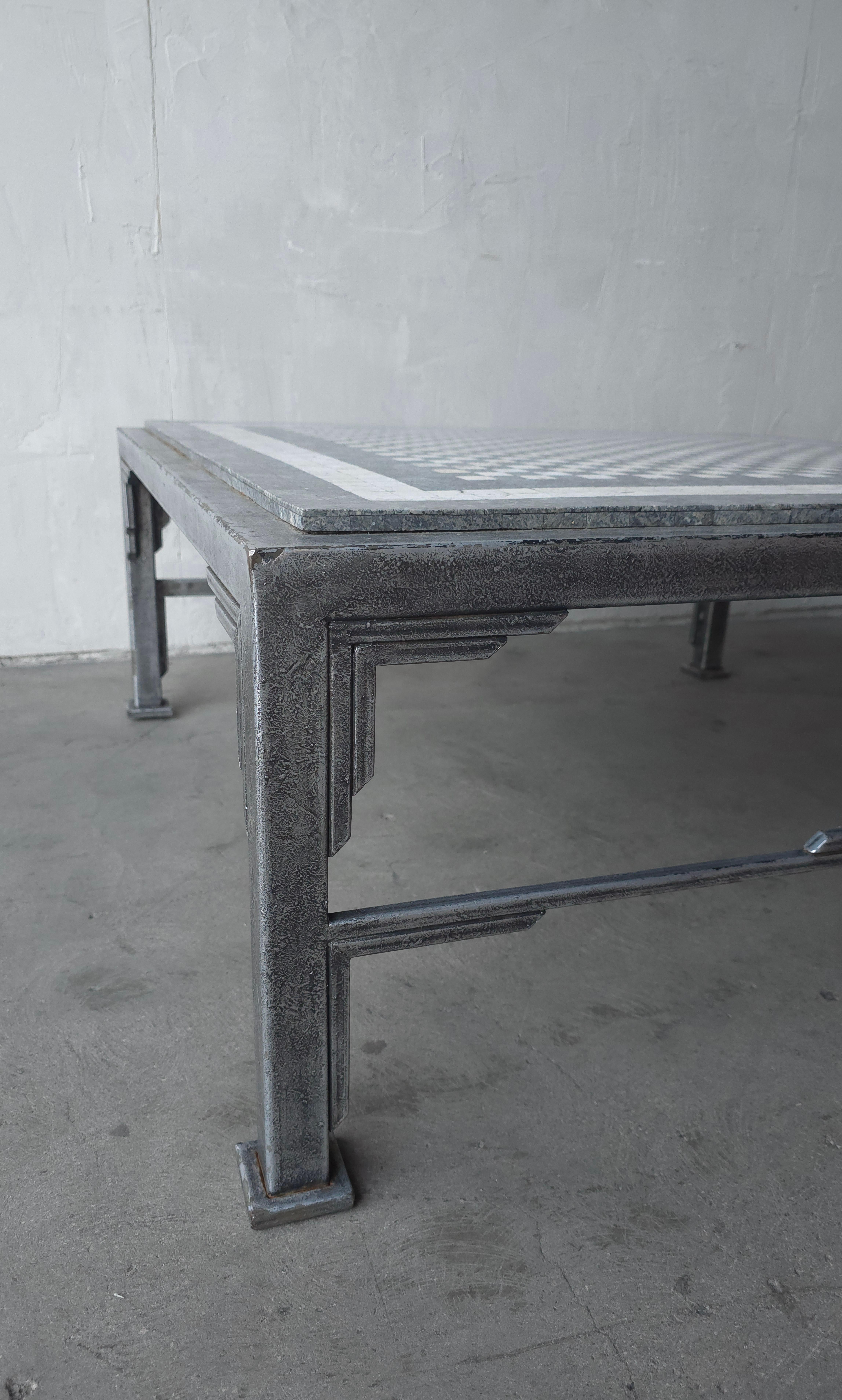 Tavolino da caffè in stile Art Déco con piano in mosaico a scacchiera in vendita 2