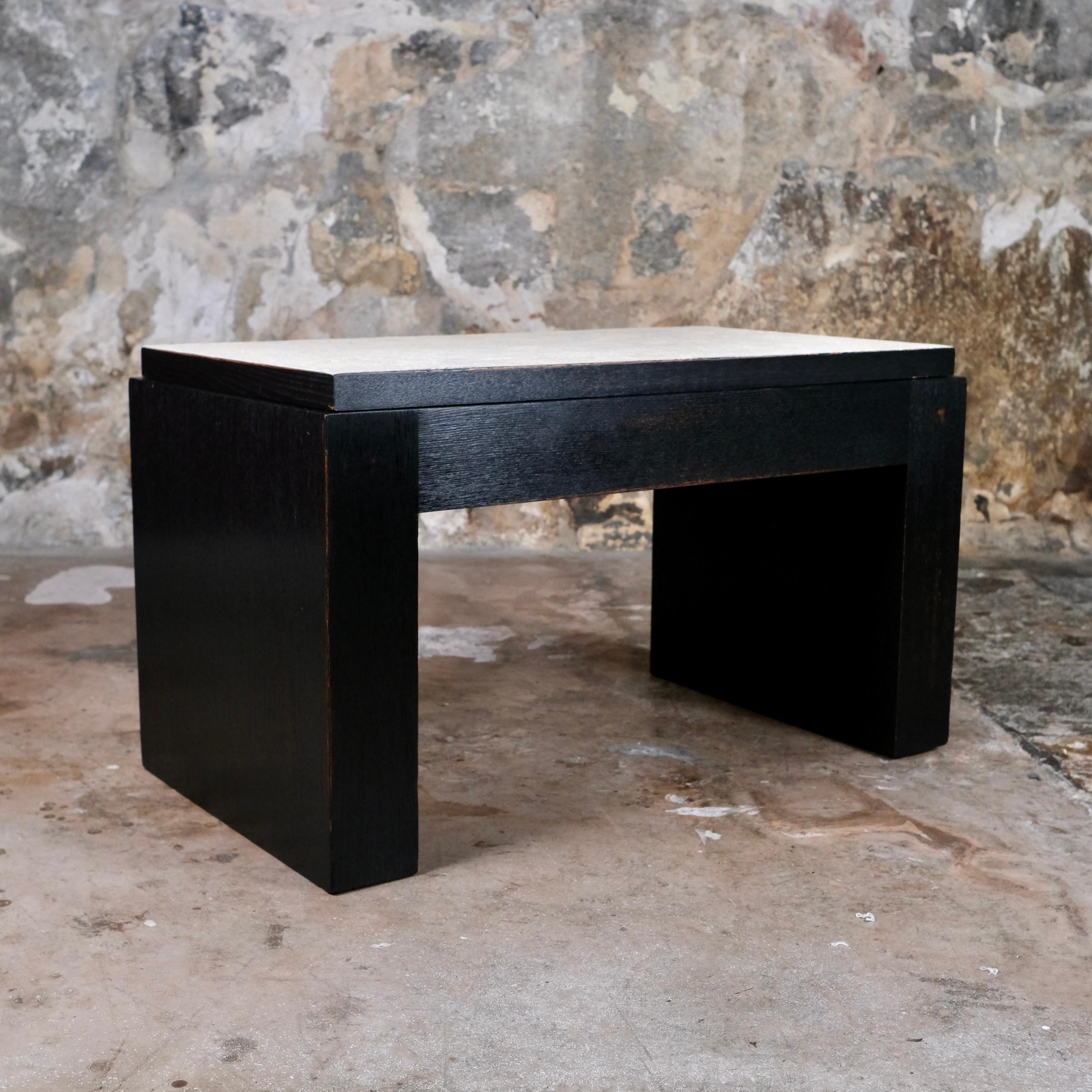 Milieu du XXe siècle Table basse de style Art déco avec boîte à cigares, dans le style de Jean Dunand, France en vente
