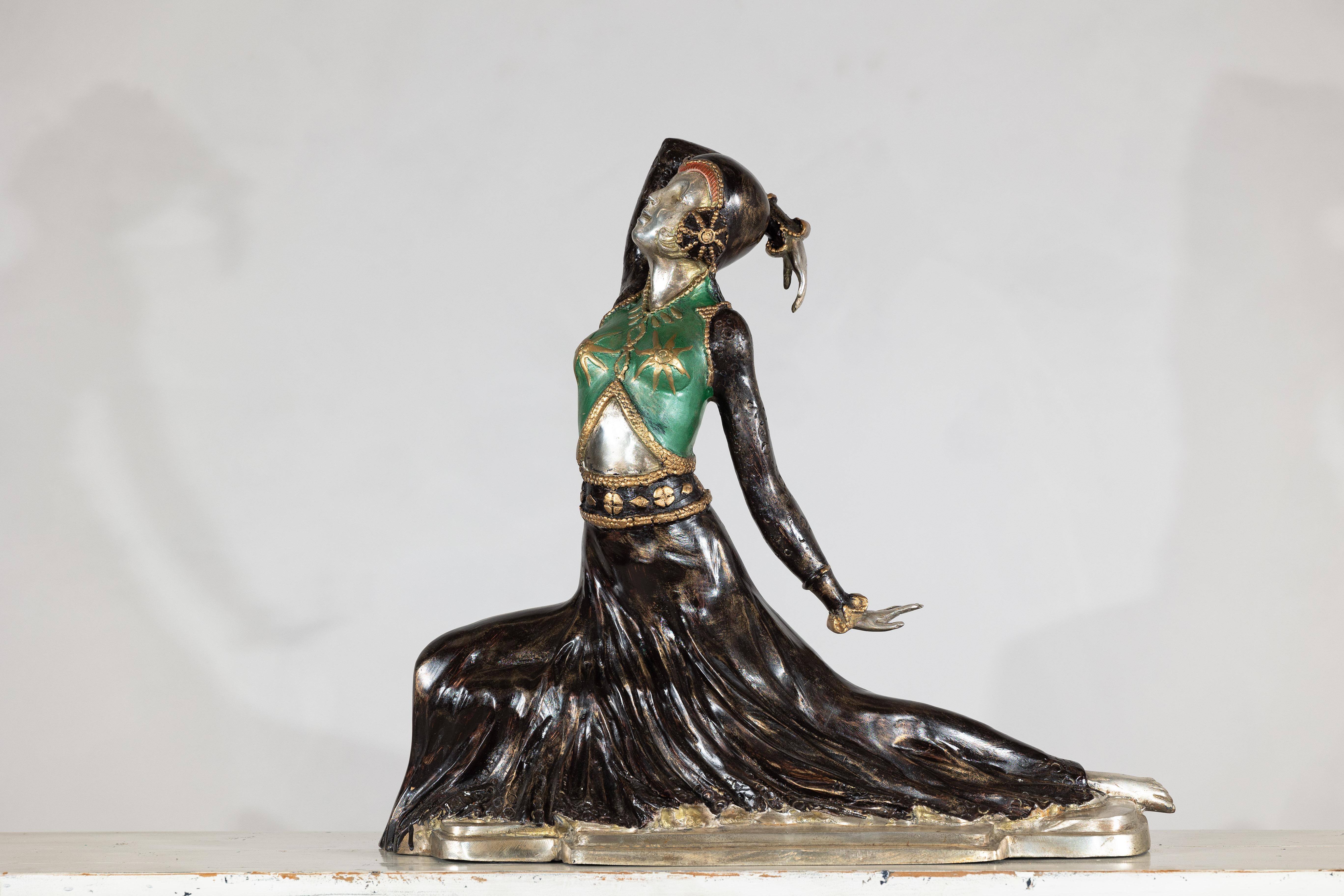 Sculpture captivante d'après Demetre Chiparus, cette étonnante danseuse Art déco incarne la fascination de l'époque pour le mouvement, la théâtralité et l'opulence. Inspirée par les performances expressives des Ballets Russes, la figure est posée