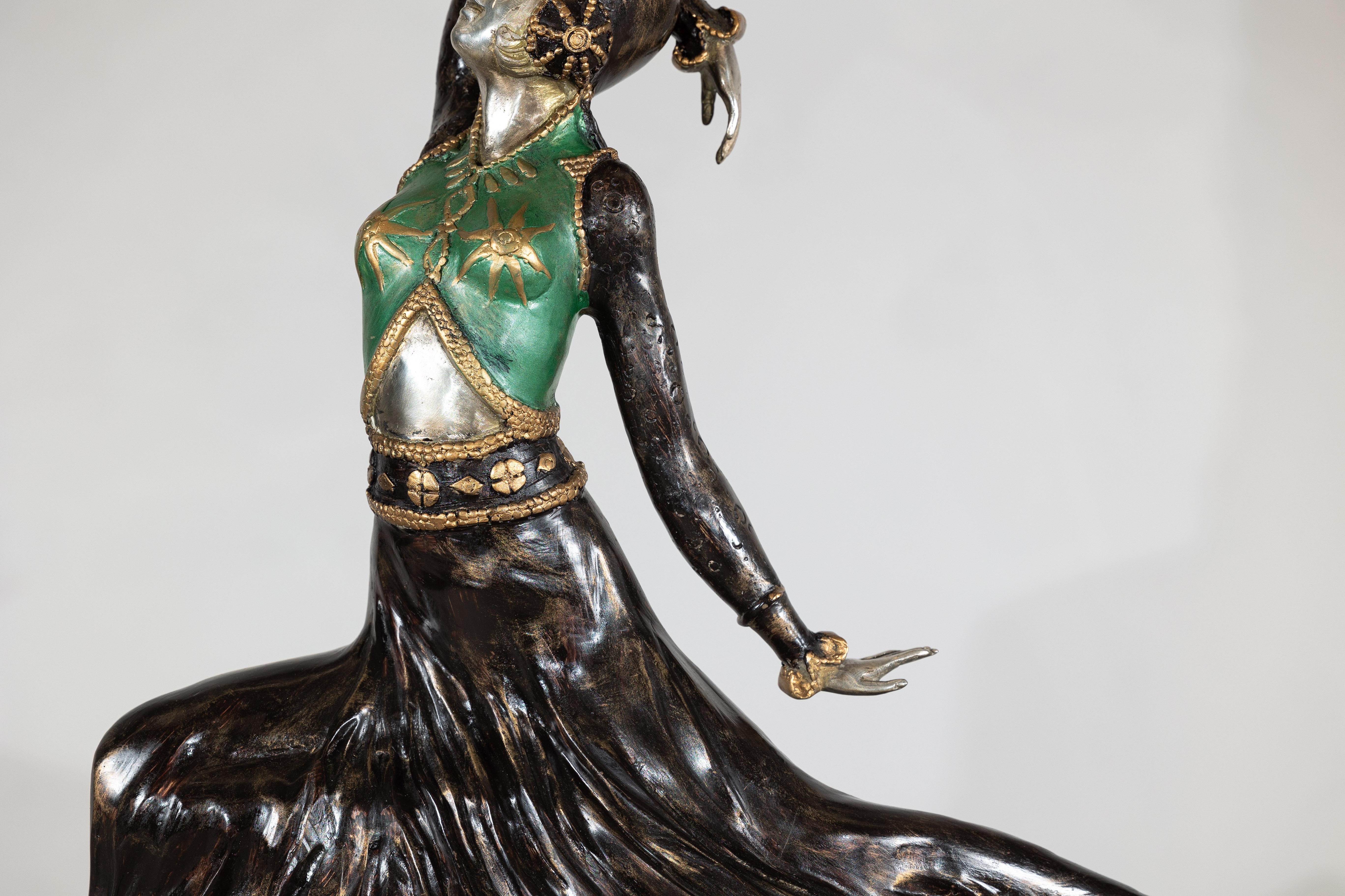 Composition Sculpture de danseuse peinte à froid de style Art déco d'après Demetre Chiparus en vente
