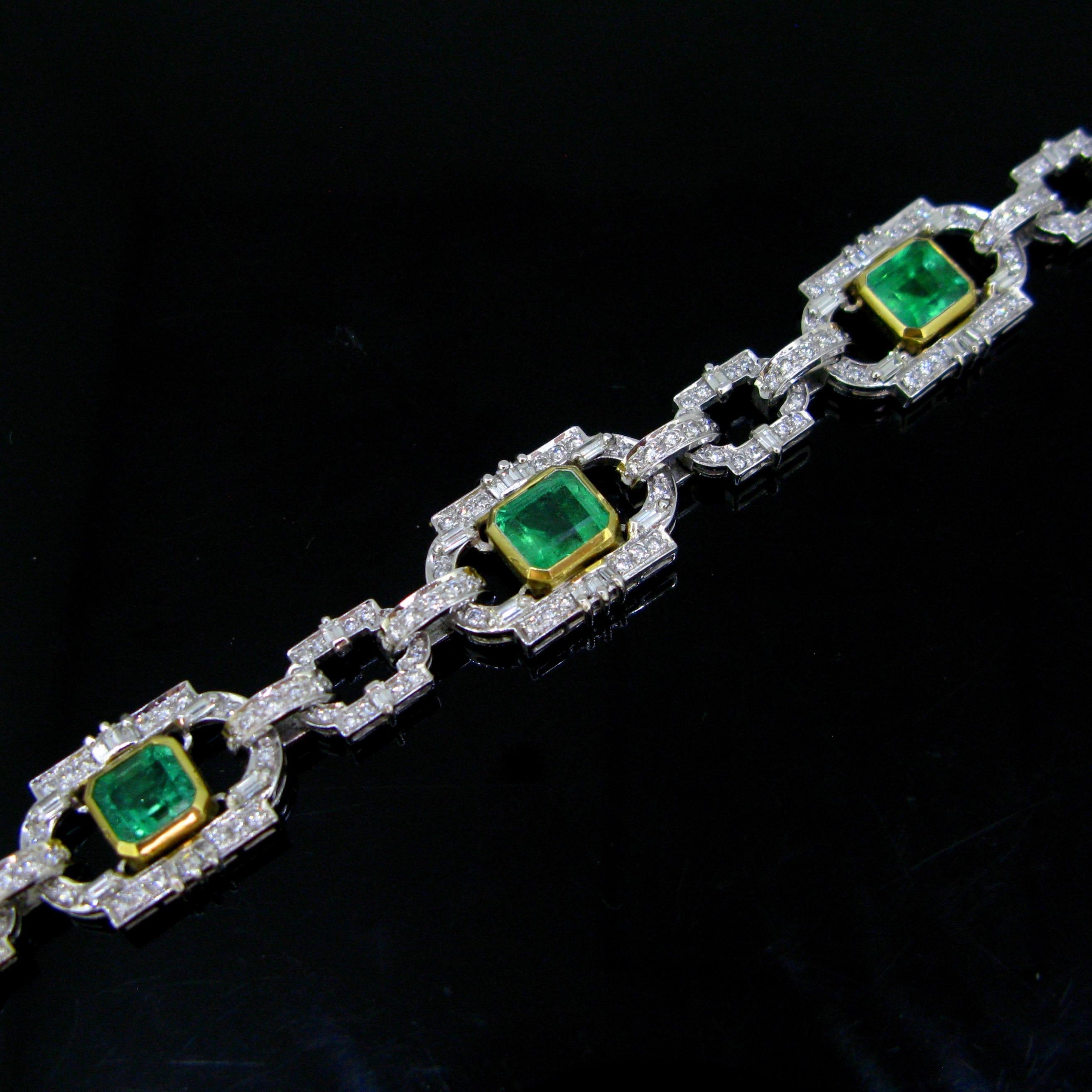 Art Deco Style Colombian Emeralds and Diamonds Links Fashion Bracelet In Good Condition In London, GB