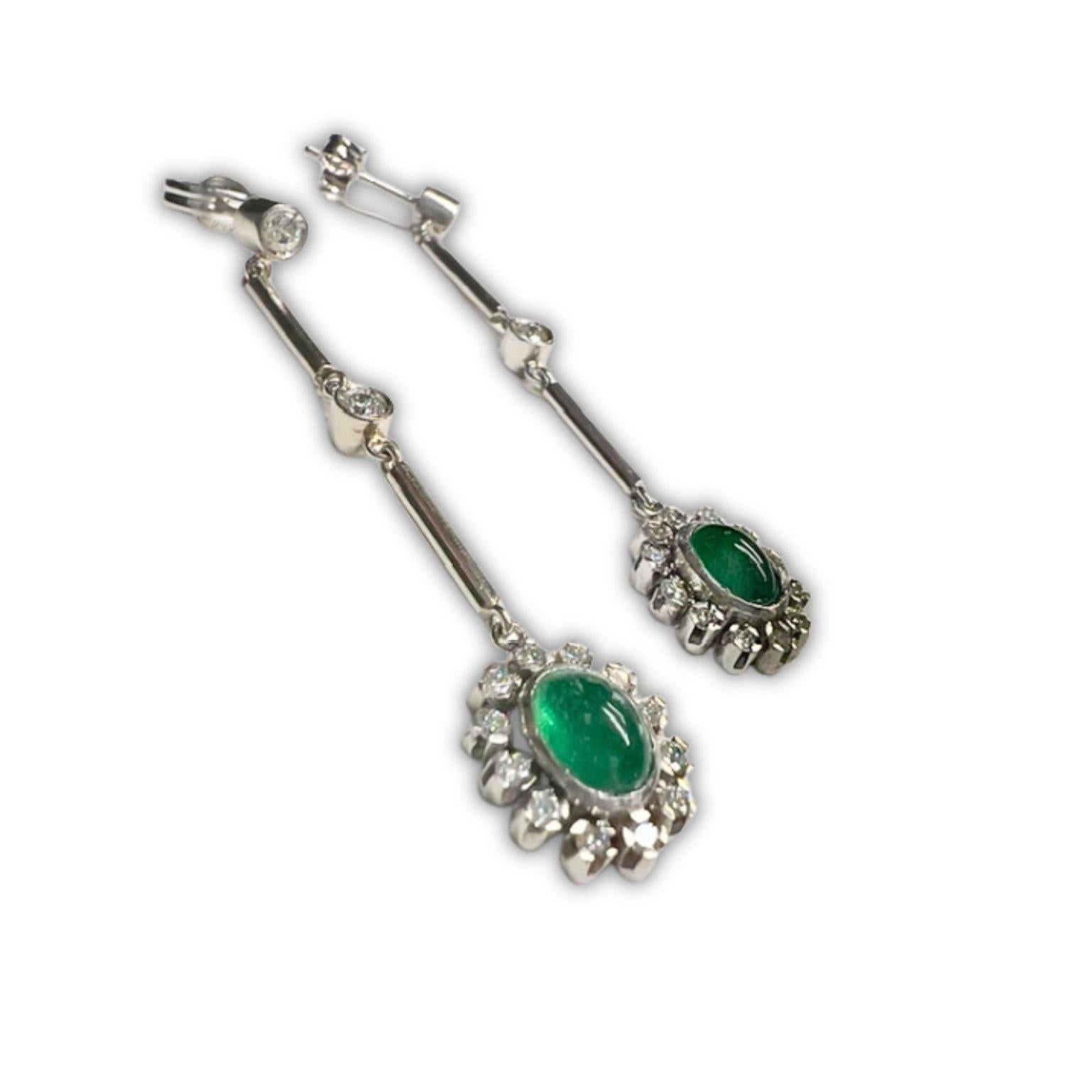 Entdecken Sie die exquisite Schönheit des Art déco mit diesen Ohrringen aus Platin, 950 Karat, die mit Diamanten und einem kolumbianischen Smaragd verziert sind. Mit einem Gewicht von 7,52 Gramm und einer Länge von 4,8 cm und einer Breite von 1 cm