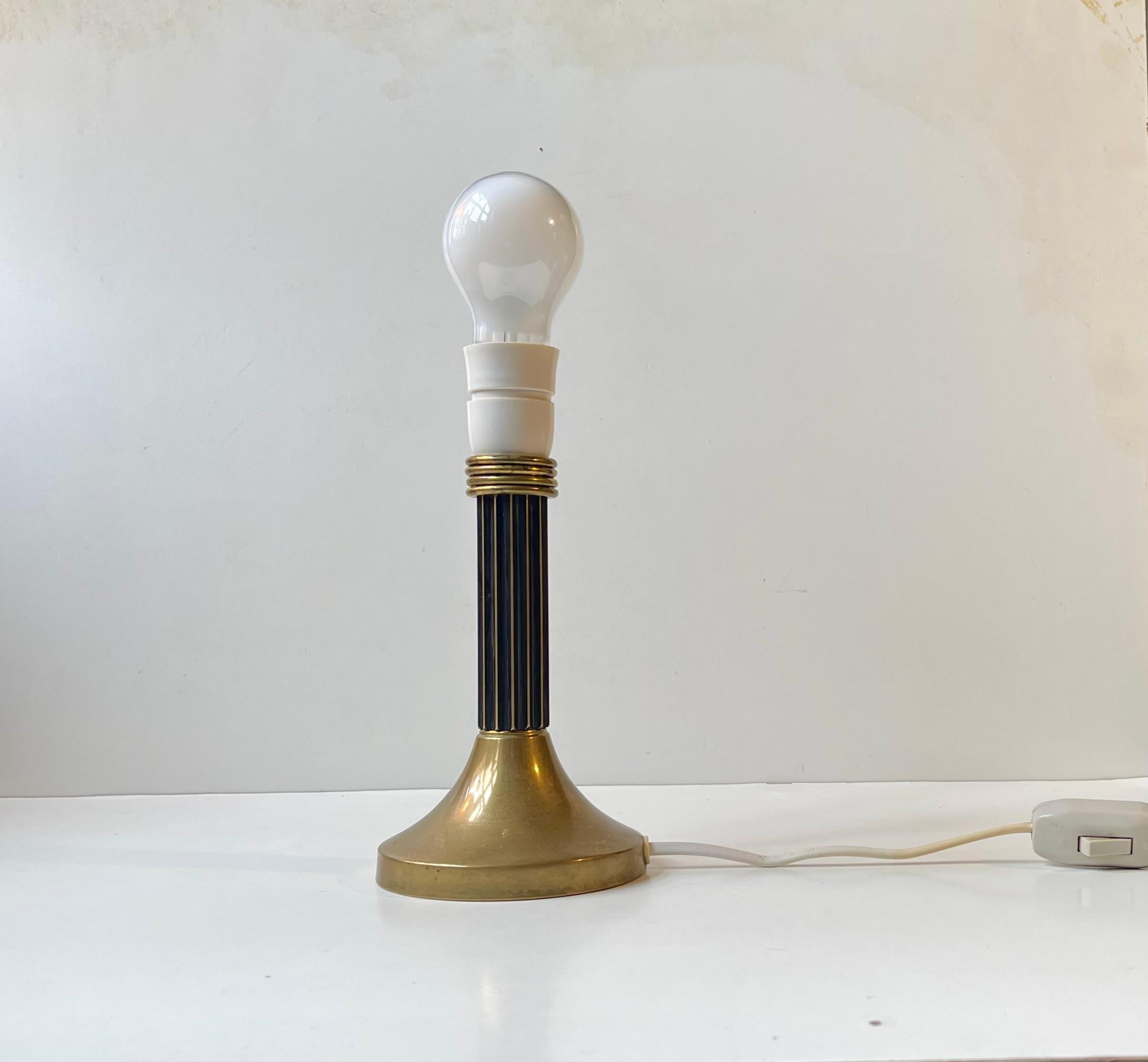 Danois Lampe de table à colonne de style Art Déco en laiton cannelé en vente