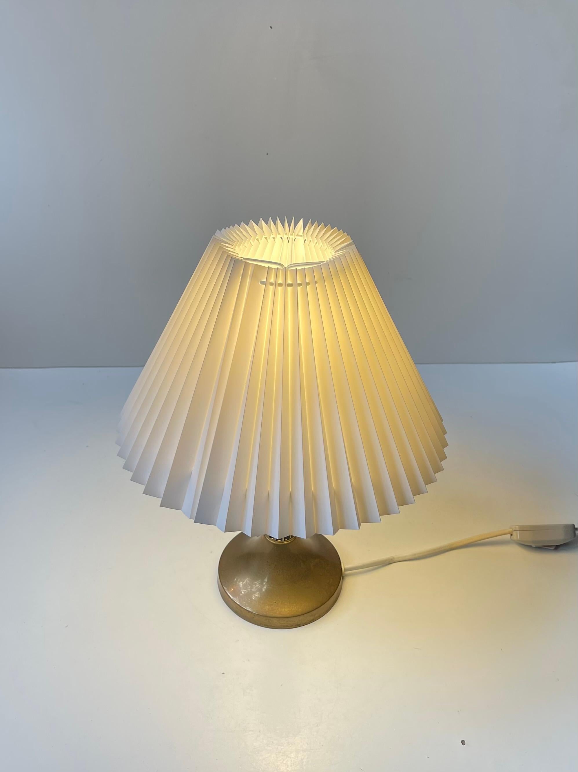 Lampe de table à colonne de style Art Déco en laiton cannelé Bon état - En vente à Esbjerg, DK