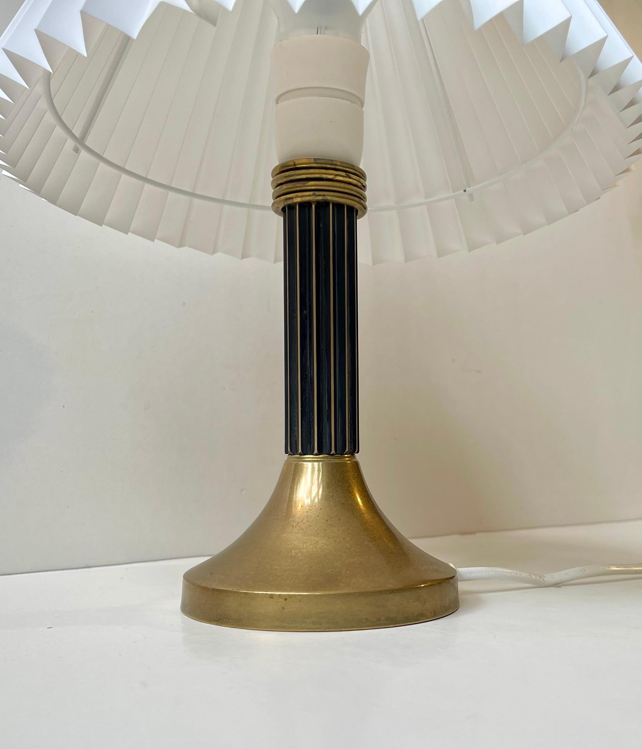 Milieu du XXe siècle Lampe de table à colonne de style Art Déco en laiton cannelé en vente
